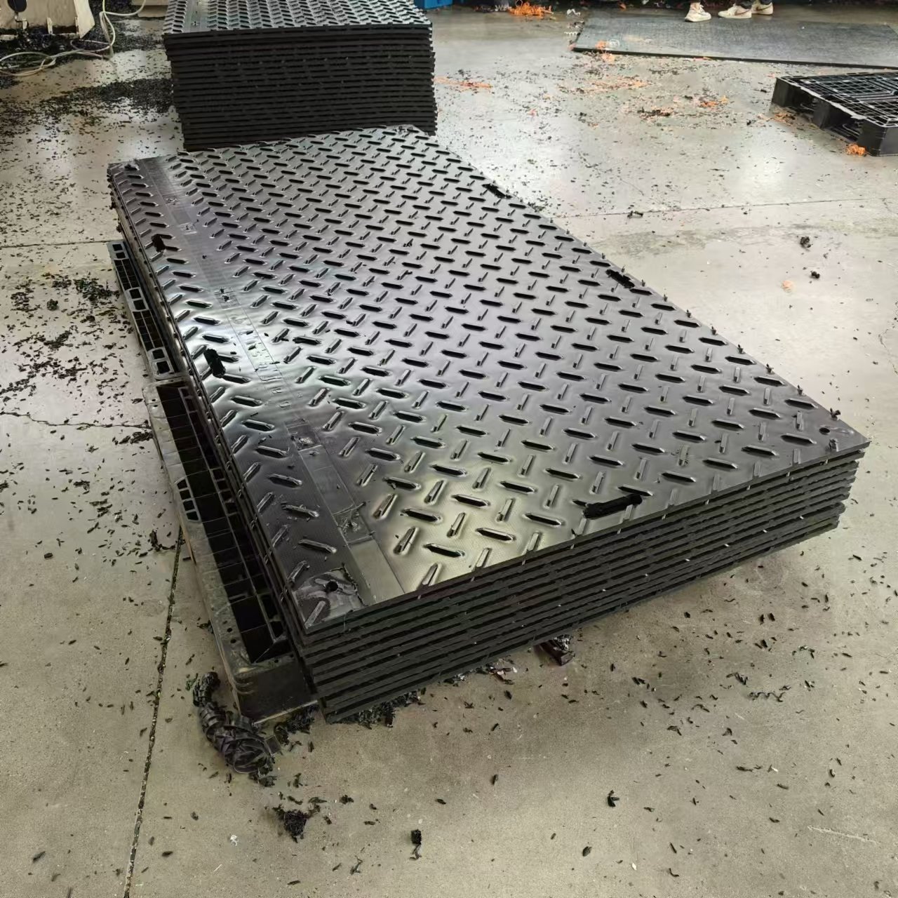 4*8ft Black Wear Resistant Truck Interlocking Mats HDPE Lightweight Ground Protection Mats Lawn Mud Mats