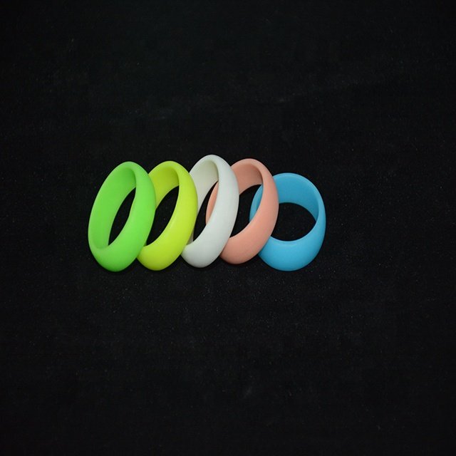 factory hot sale Silicone Luminous Wedding Ring for Women Silicone fluorescent ring for outdoor activity glowing Ring at night