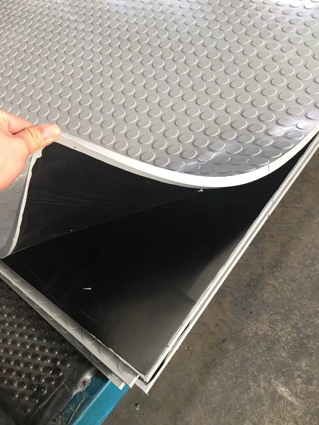 Customized coin rubber flooring various red black EPDM NR NBR CR material coin rubber sheet for work