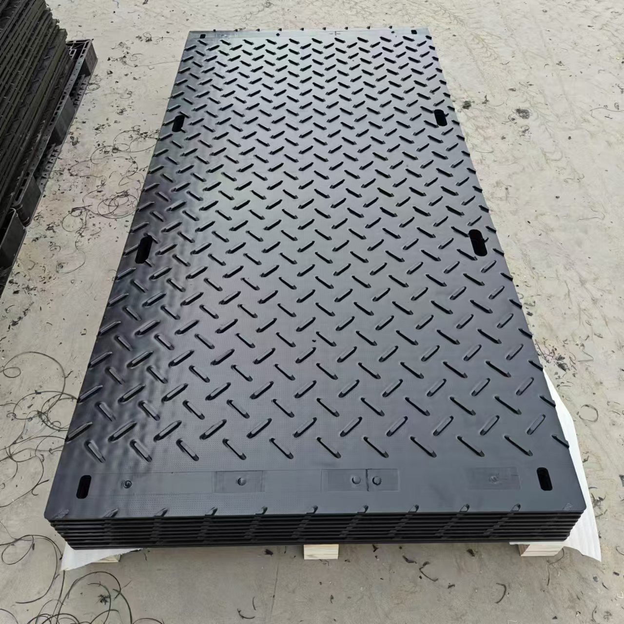 Heavy Duty Interlocking Floor Mats Custom 4*8 ft UHMWPE environmentally friendly floor protection mat for dirt roads