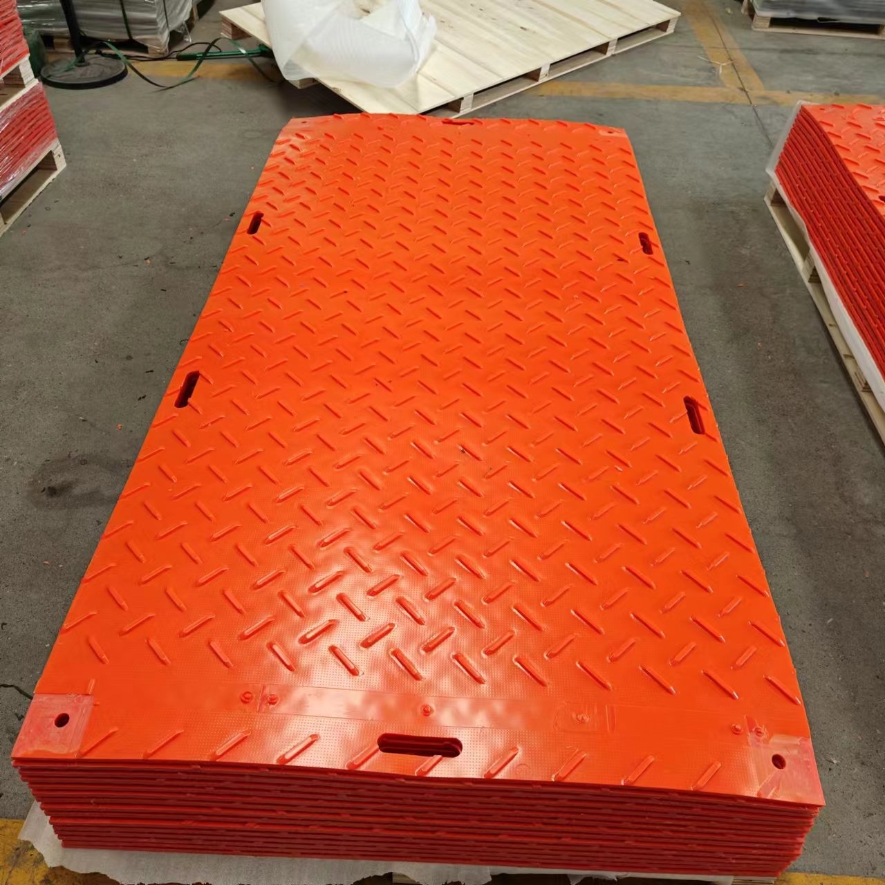 Heavy Duty Interlocking Floor Mats Custom 4*8 ft UHMWPE environmentally friendly floor protection mat for dirt roads