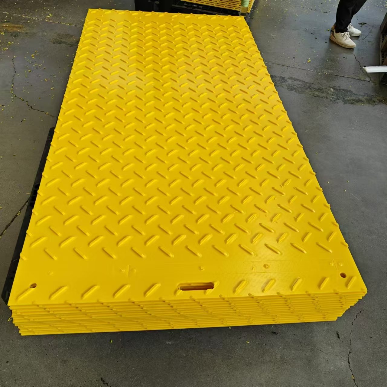 Heavy Duty Interlocking Floor Mats Custom 4*8 ft UHMWPE environmentally friendly floor protection mat for dirt roads