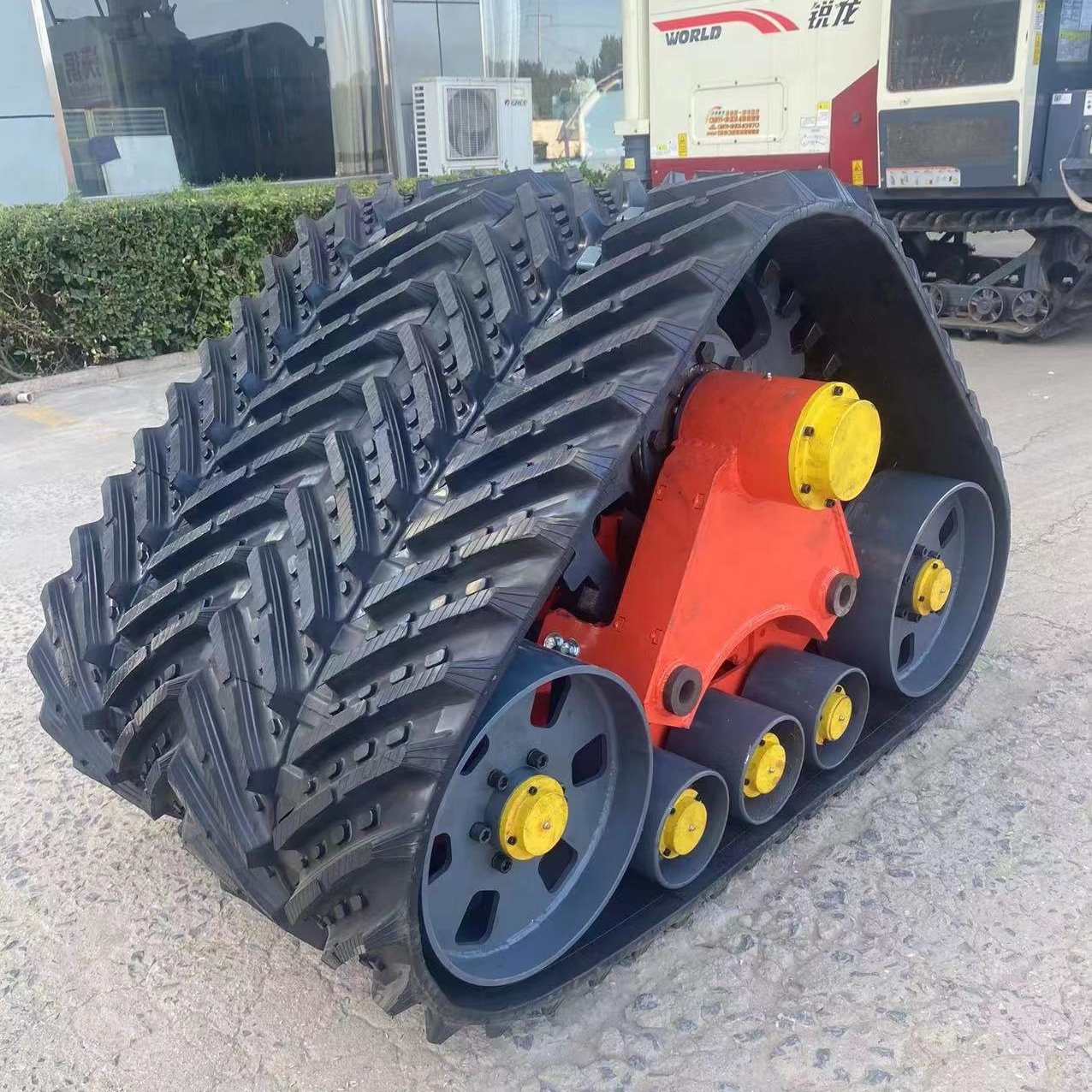Customized rubber crawler chassis hot selling rubber crawler chassis 1 ton 2 tons triangular crawler chassis factory direct sale