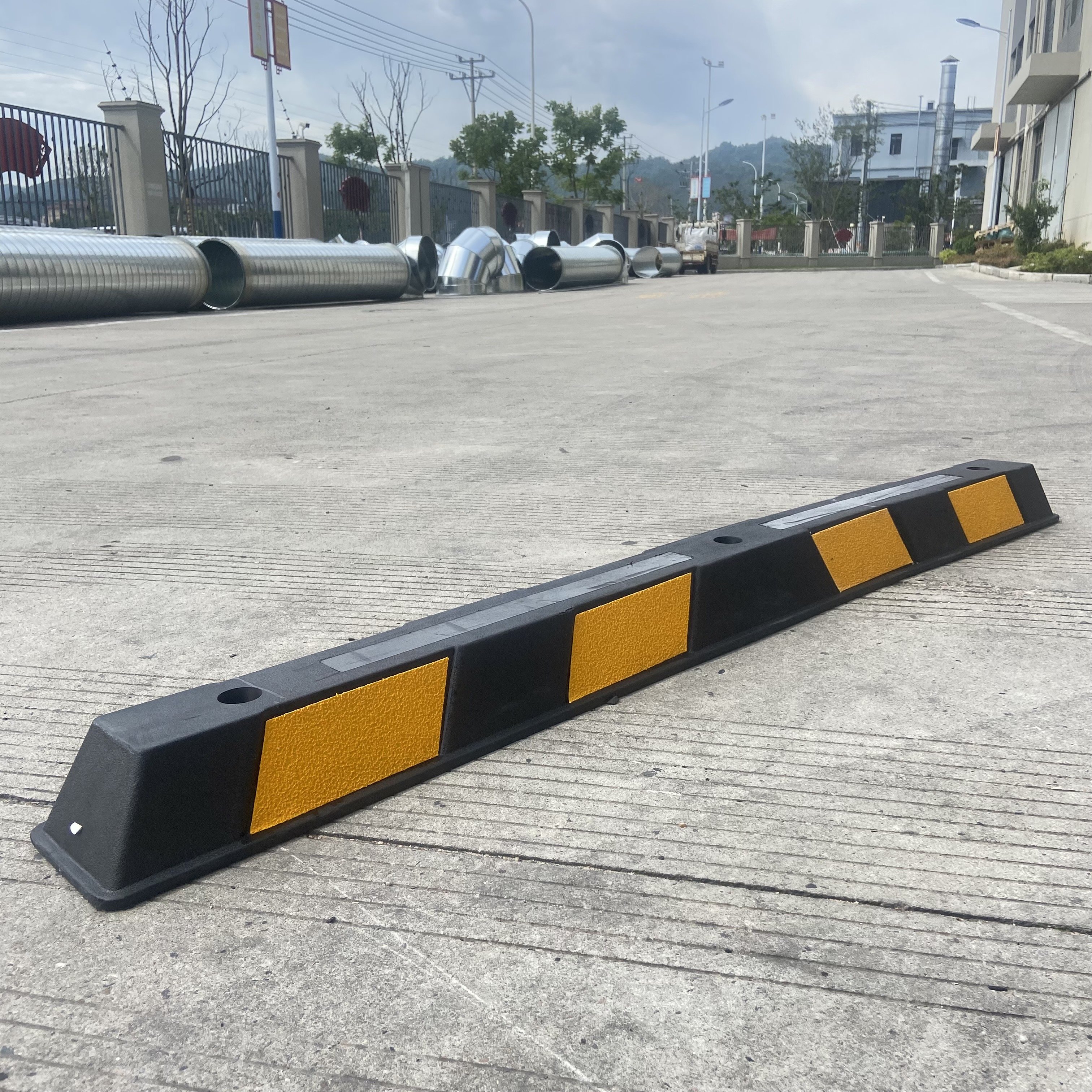 1650mm Heavy Duty High Quality Car Park Stopper Parking Block Automotive 165cm Rubber Wheel Stopper