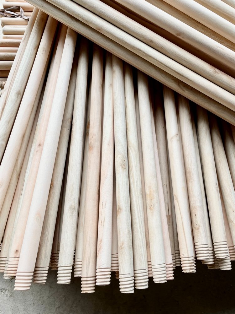 China Manufacturer's Natural Painted and Plastic Coated Wooden Mop and Broom Stick Handle Price