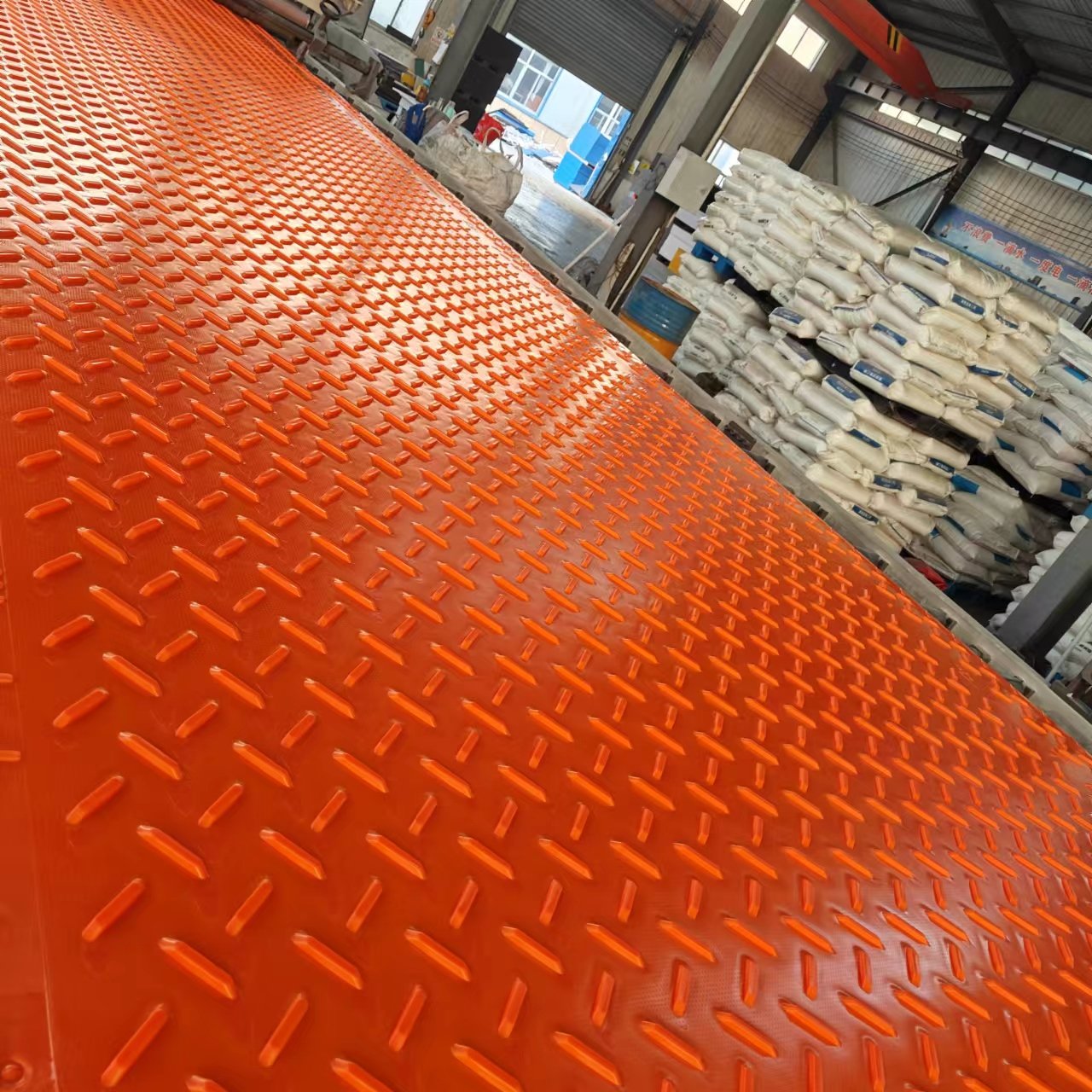 Non-slip impact-resistant lightweight ground protection mats crane mud lawn mats logging operation floor protection mats