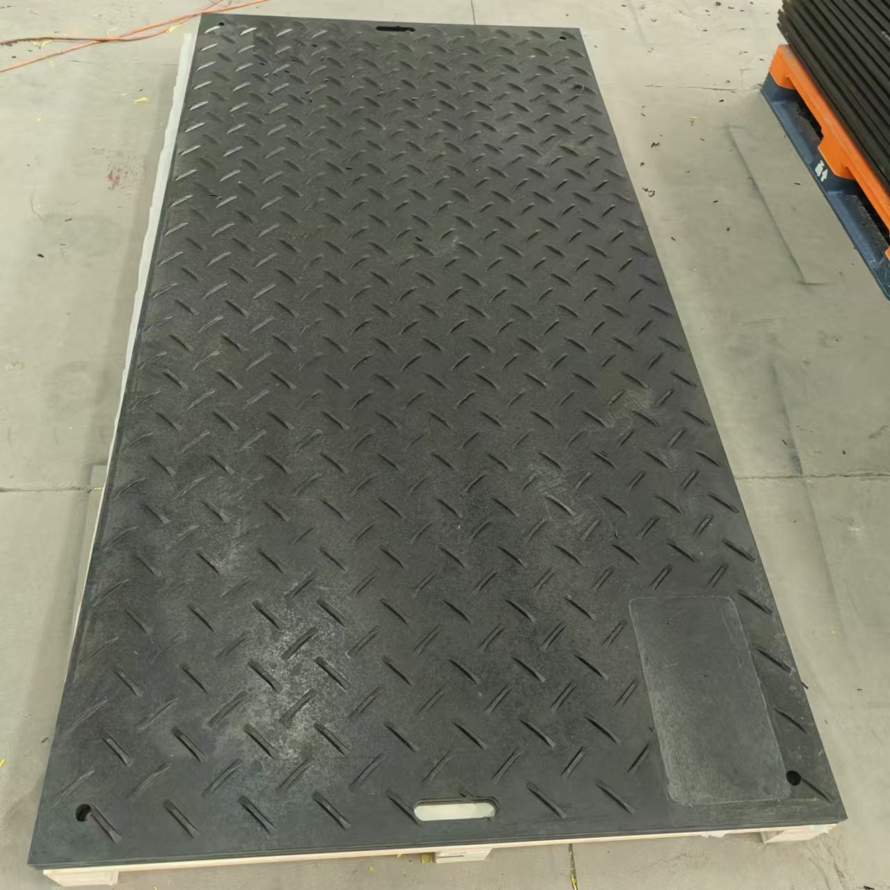 Eco-friendly HDPE Plastic 4*8ft Floor Protection Mat Heavy Duty Equipment Mats