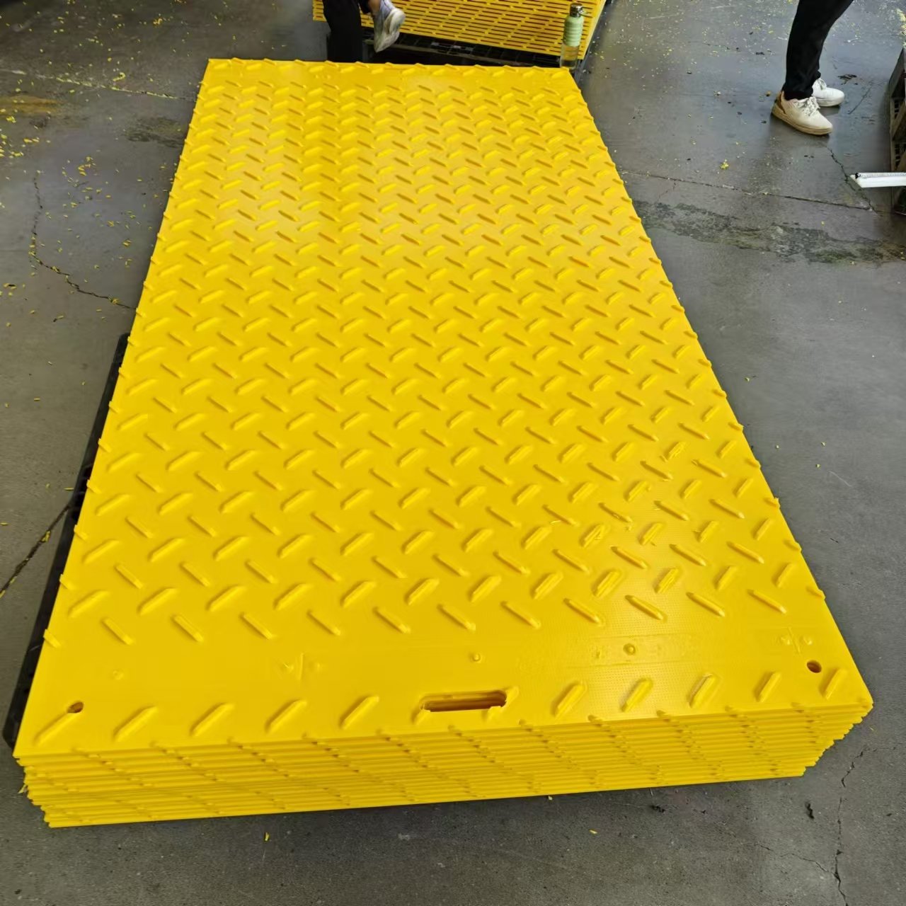 Eco-friendly HDPE Plastic 4*8ft Floor Protection Mat Heavy Duty Equipment Mats
