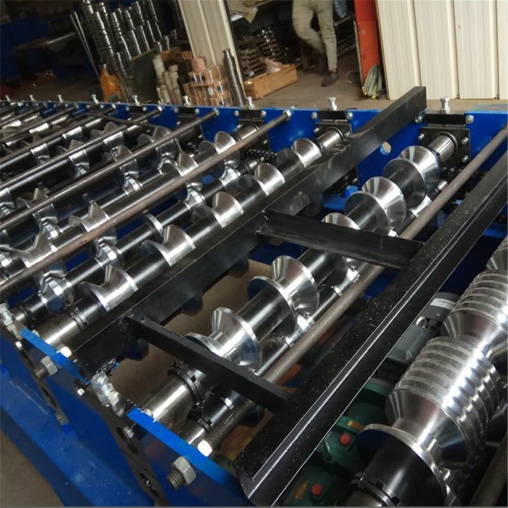 Rubber tile making machine
