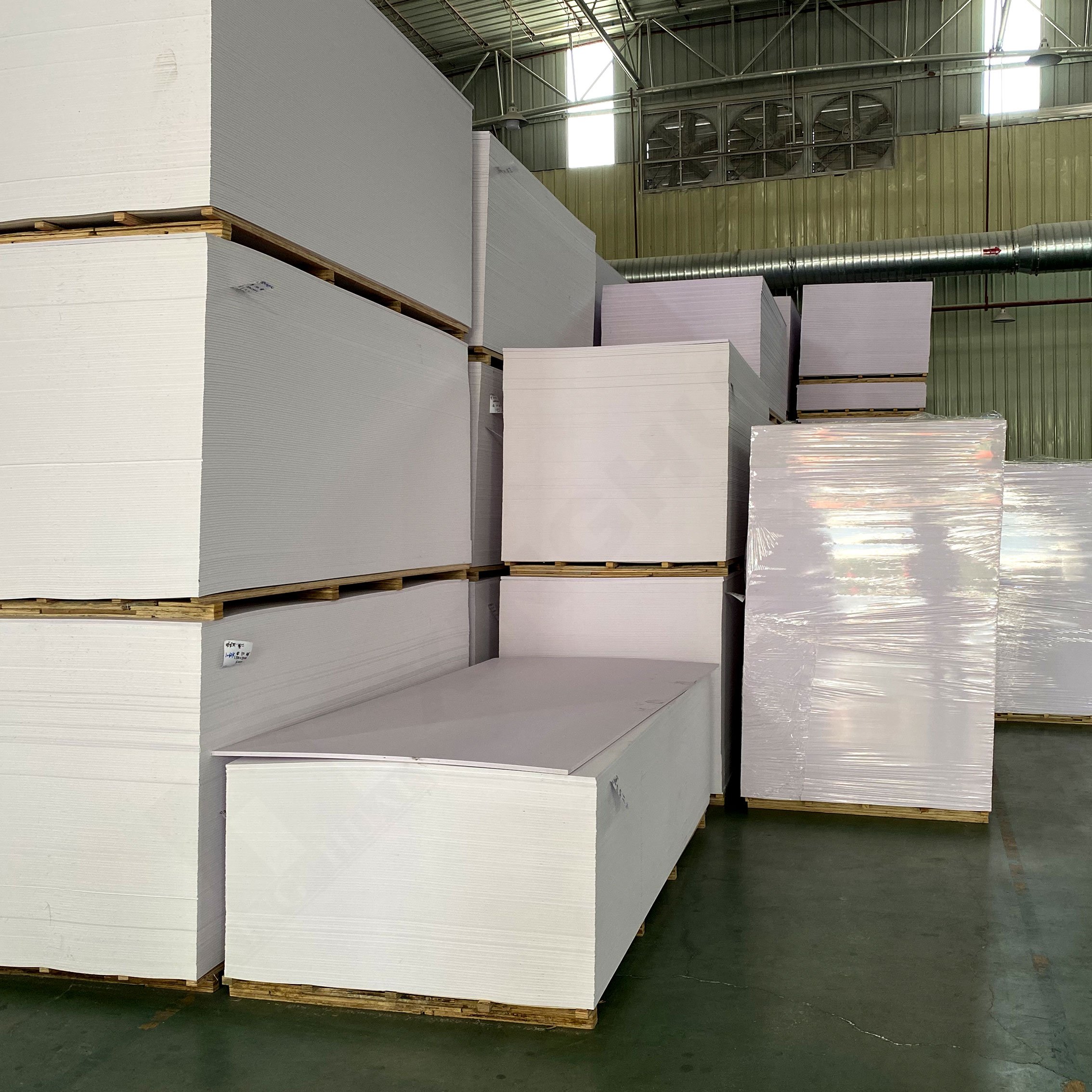 High Gloss Plastic Sheets Interior Decoration 1220x2440mm Environmentally Friendly Waterproof And Fireproof Materials