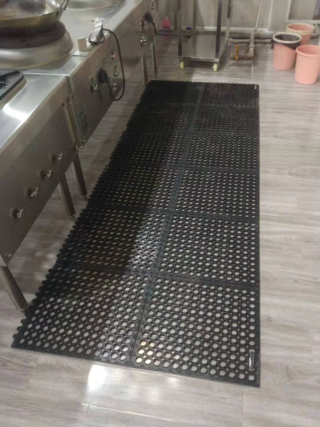 Safetycare grease-oil-proof drainage anti fatigue grass kitchen perforated interlocking rubber floor mats with holes