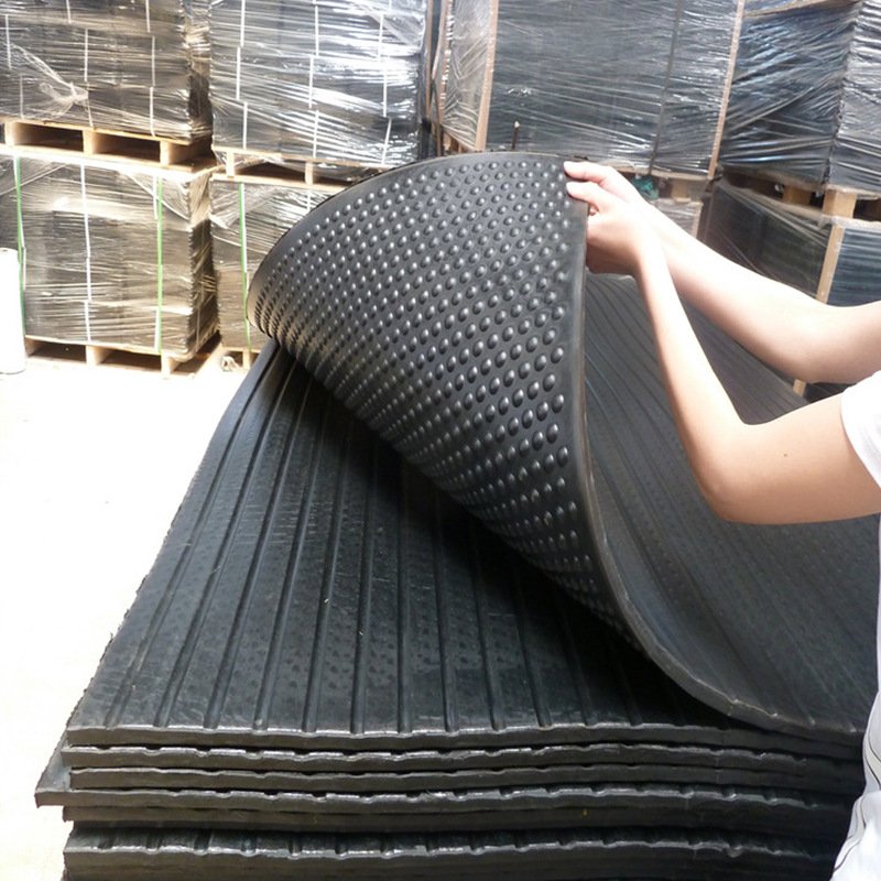 Honeycomb rubber cow stabilizer mat for stalling stables
