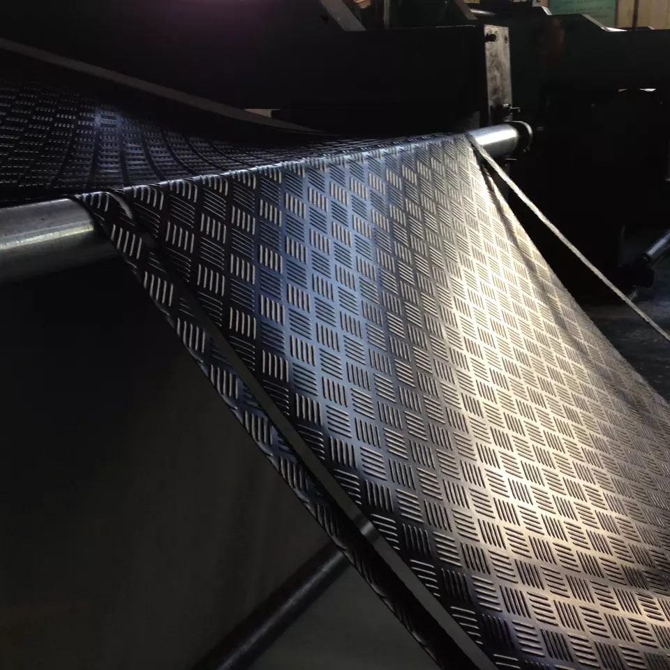 Anti Slip motorcycle Garage Plate Protective Shock Absorption Rubber Sheet Mats Roll Flooring Plastic Flooring