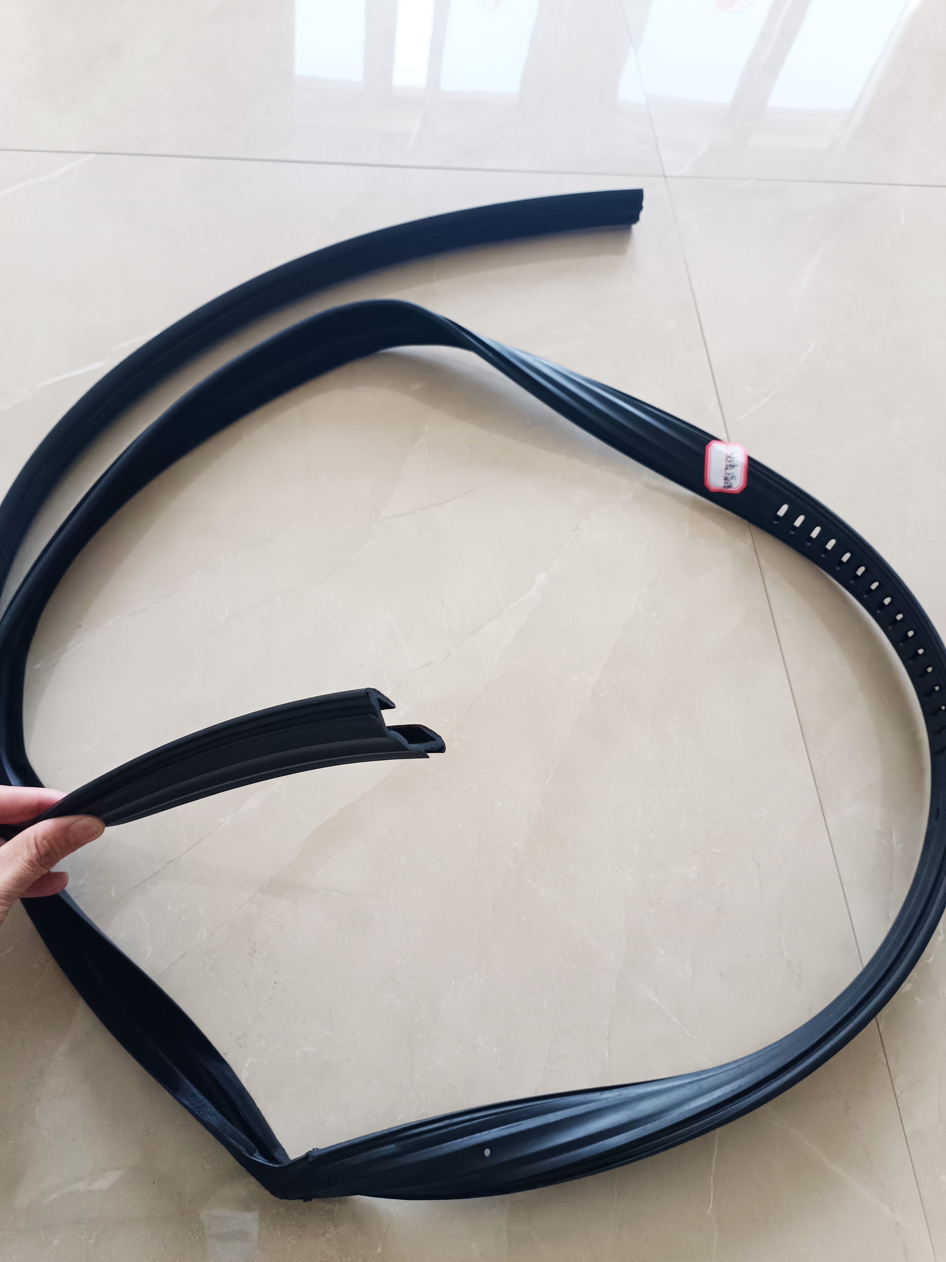 Hot Sale Automotive Door Outside Window Rubber Seal Rubber Window Black Moulding Strip Weatherstrip for Ford