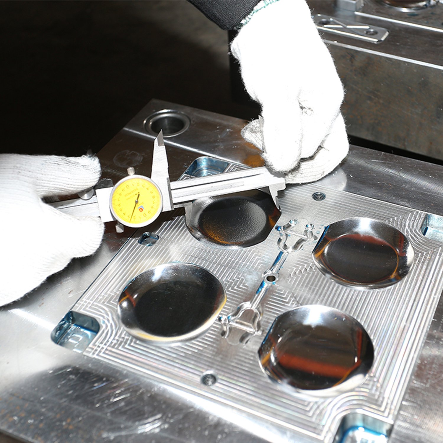 Certified factory customization rubber battery case parts plastic injection mold & molding with metal insert
