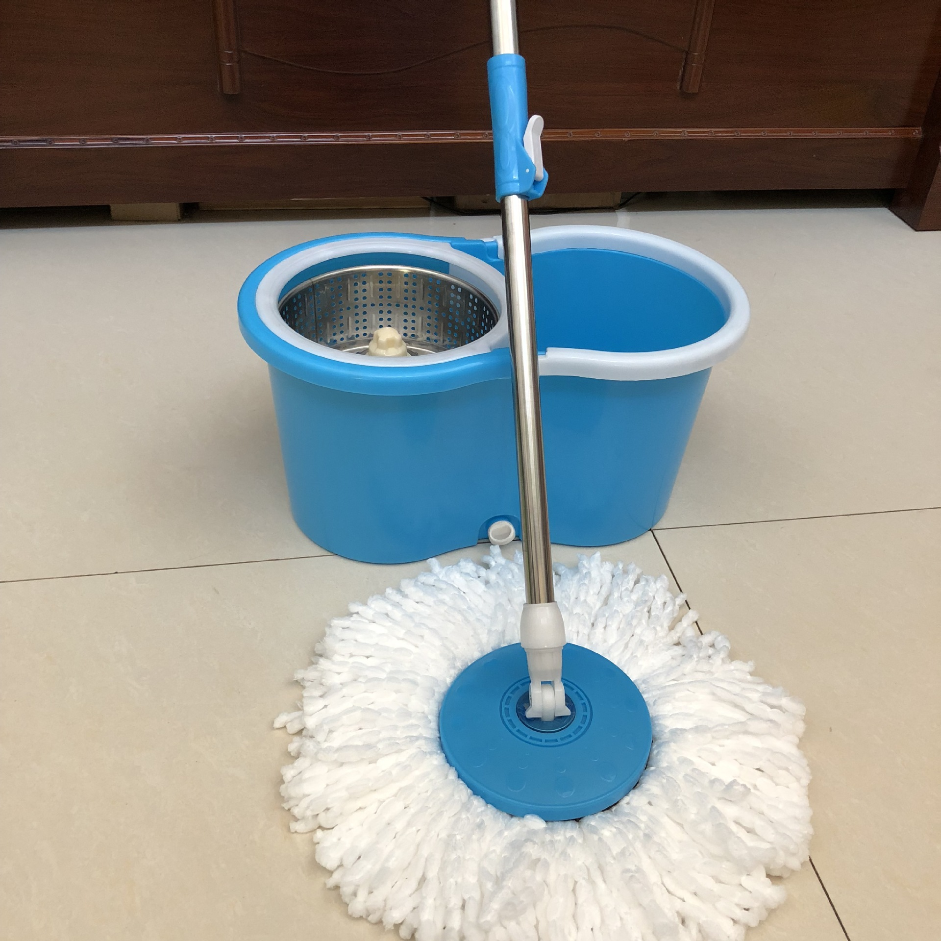 Easy to clean ultra-fine fiber mop in the factory rotating 360 degrees to clean the floor rotating magic mop with plastic bucket