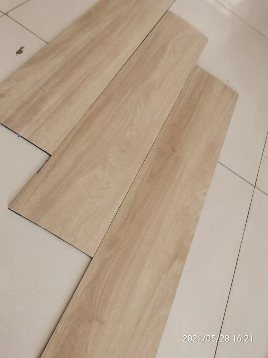 Factory sales 5mm thick Anti-slip Wooden Rubber Flooring Tiles high elastic soft Rubber mats