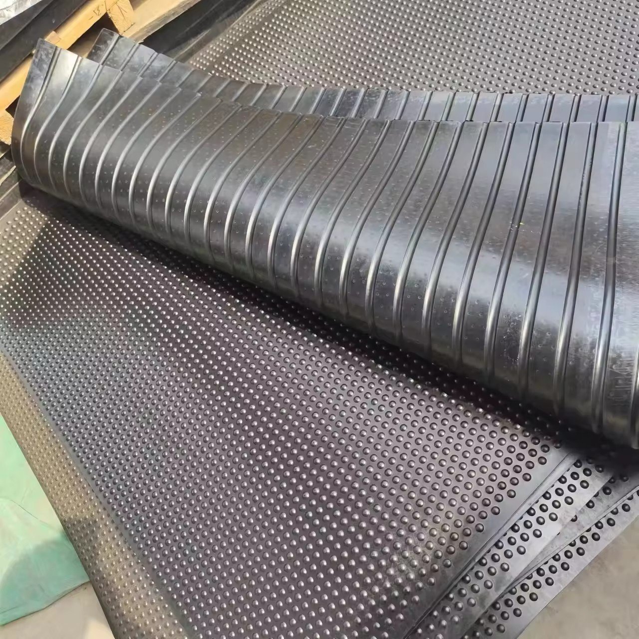 Super Quality Anti-Slip Interlocking Stable Floor Mat EPDM and NBR Rubber Sheets Custom Cutting Horse Stall Mat