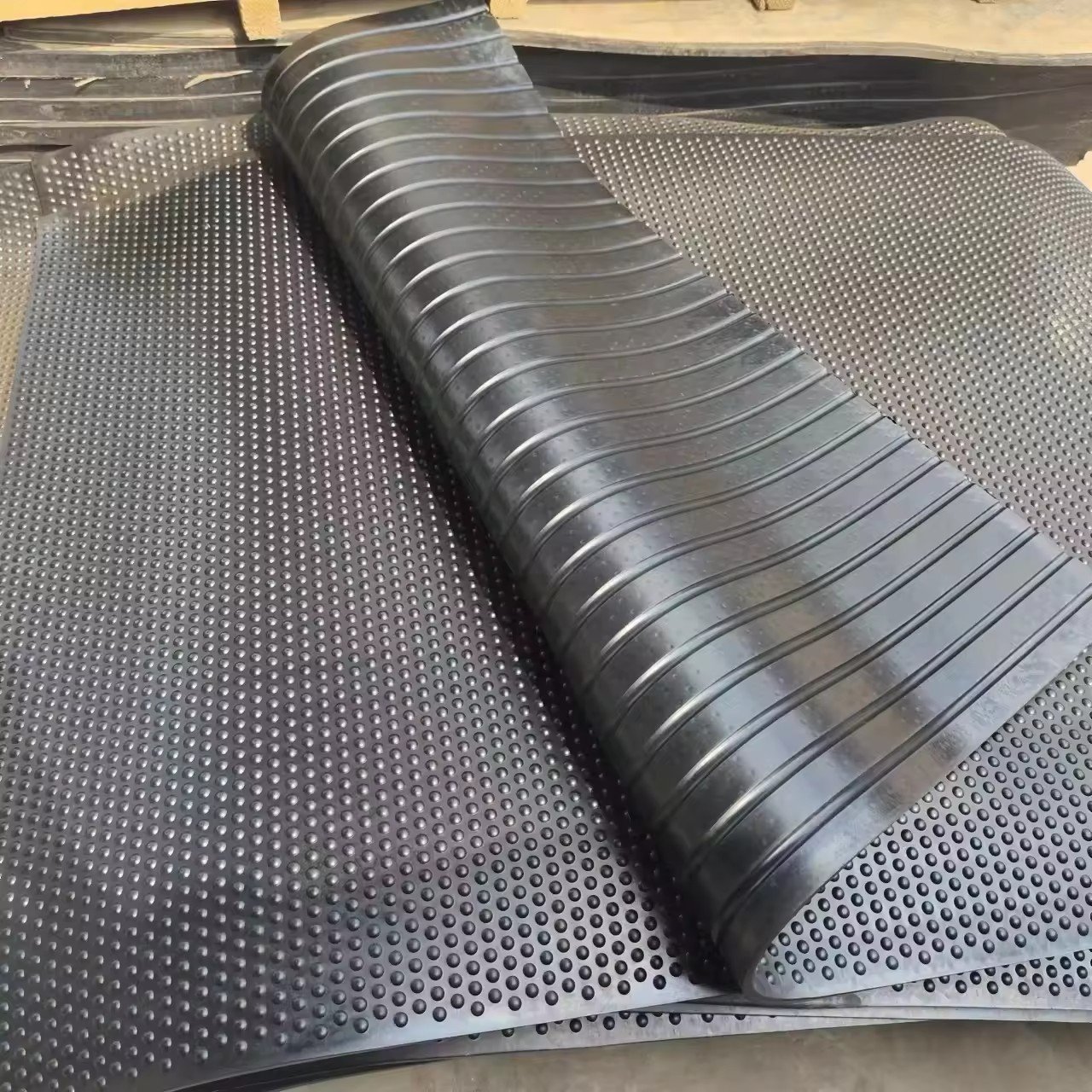 Super Quality Anti-Slip Interlocking Stable Floor Mat EPDM and NBR Rubber Sheets Custom Cutting Horse Stall Mat