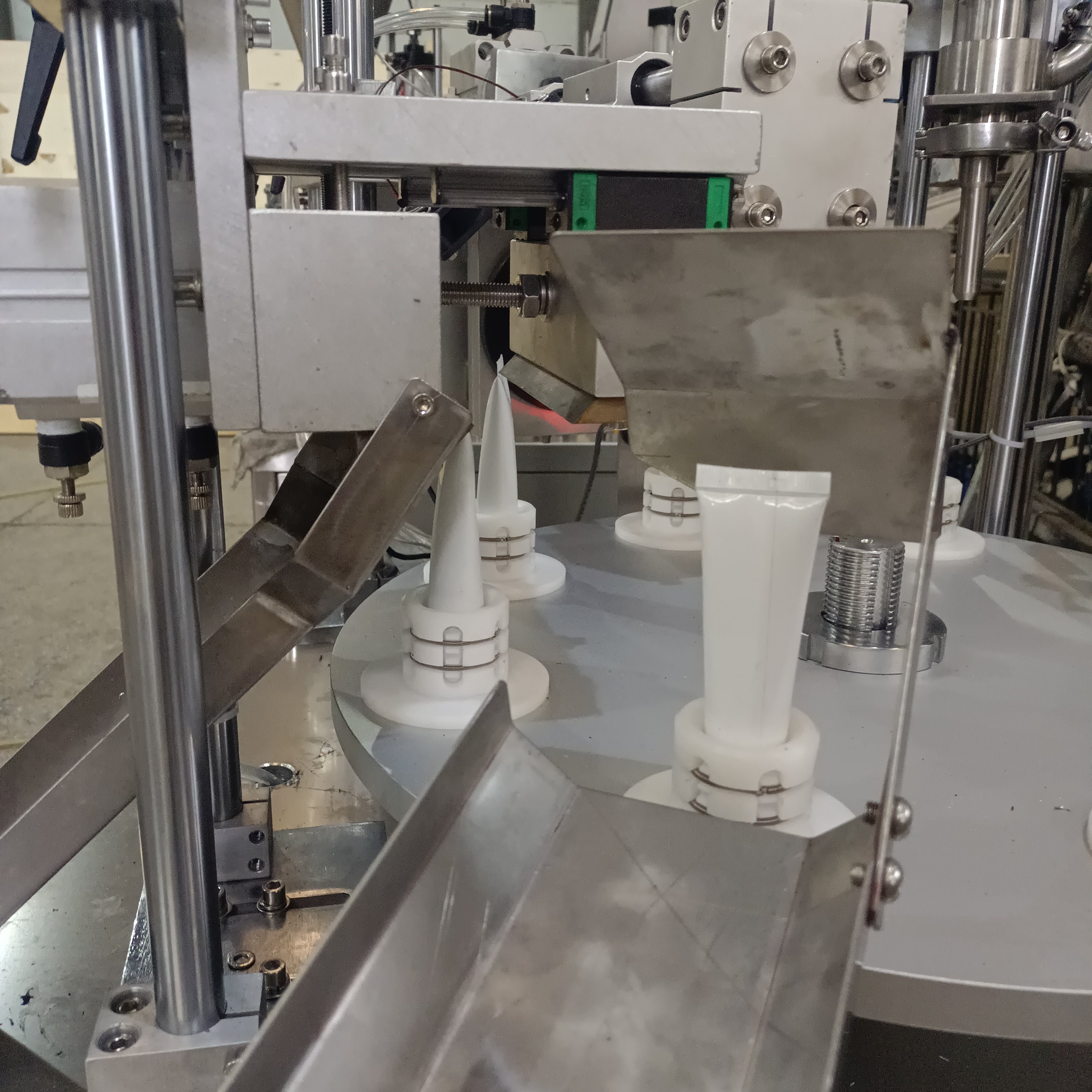 Daily Chemical Products Ultrasonic Plastic Tubes Filler Sealer Tube Toothpaste Sealing Packing Machine