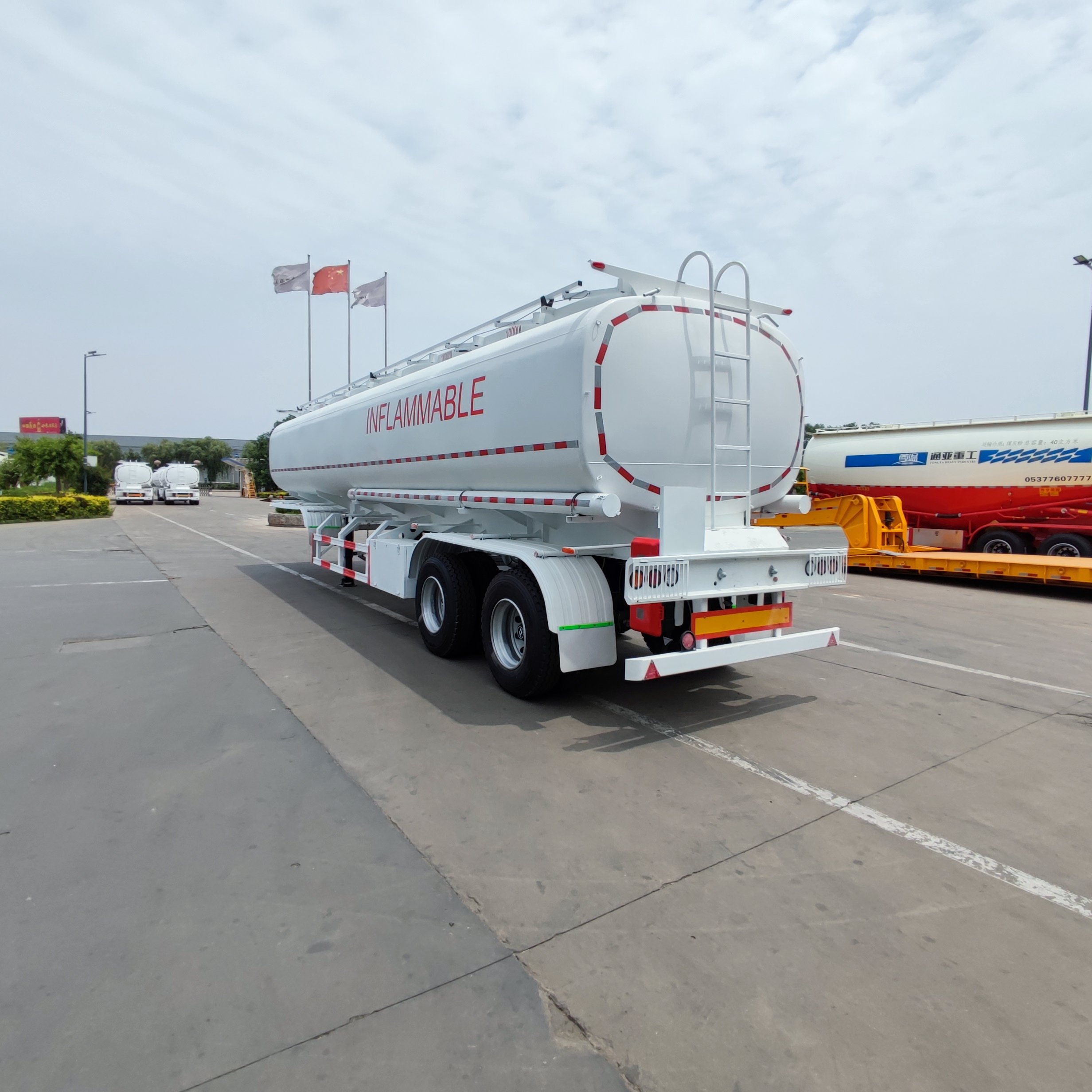 DERUN Factory Customized 2 Axle 4 Compartment 40000 Liters Bogie Suspension Diesel Fuel Crude Oil Tank Trailer