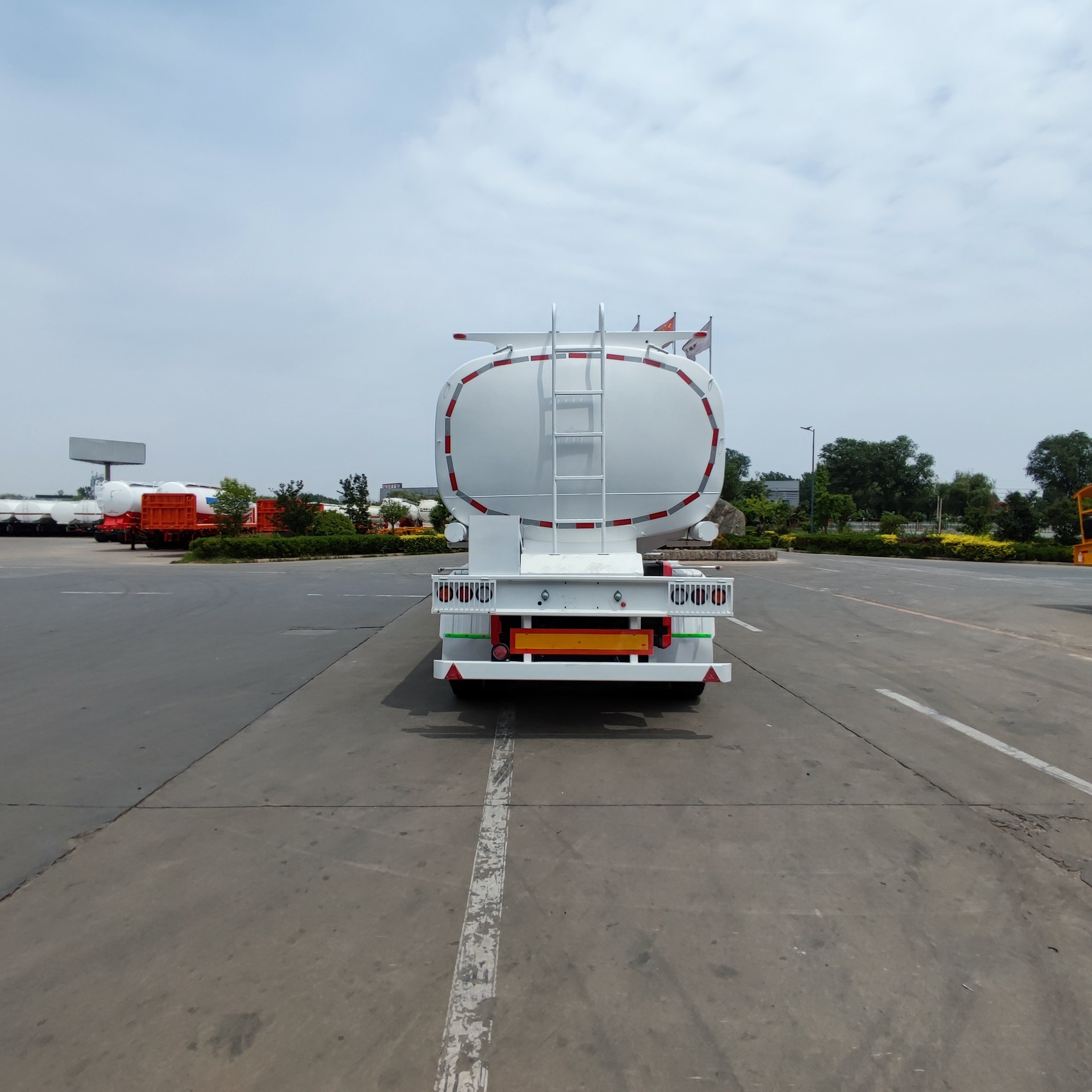 DERUN Factory Customized 2 Axle 4 Compartment 40000 Liters Bogie Suspension Diesel Fuel Crude Oil Tank Trailer