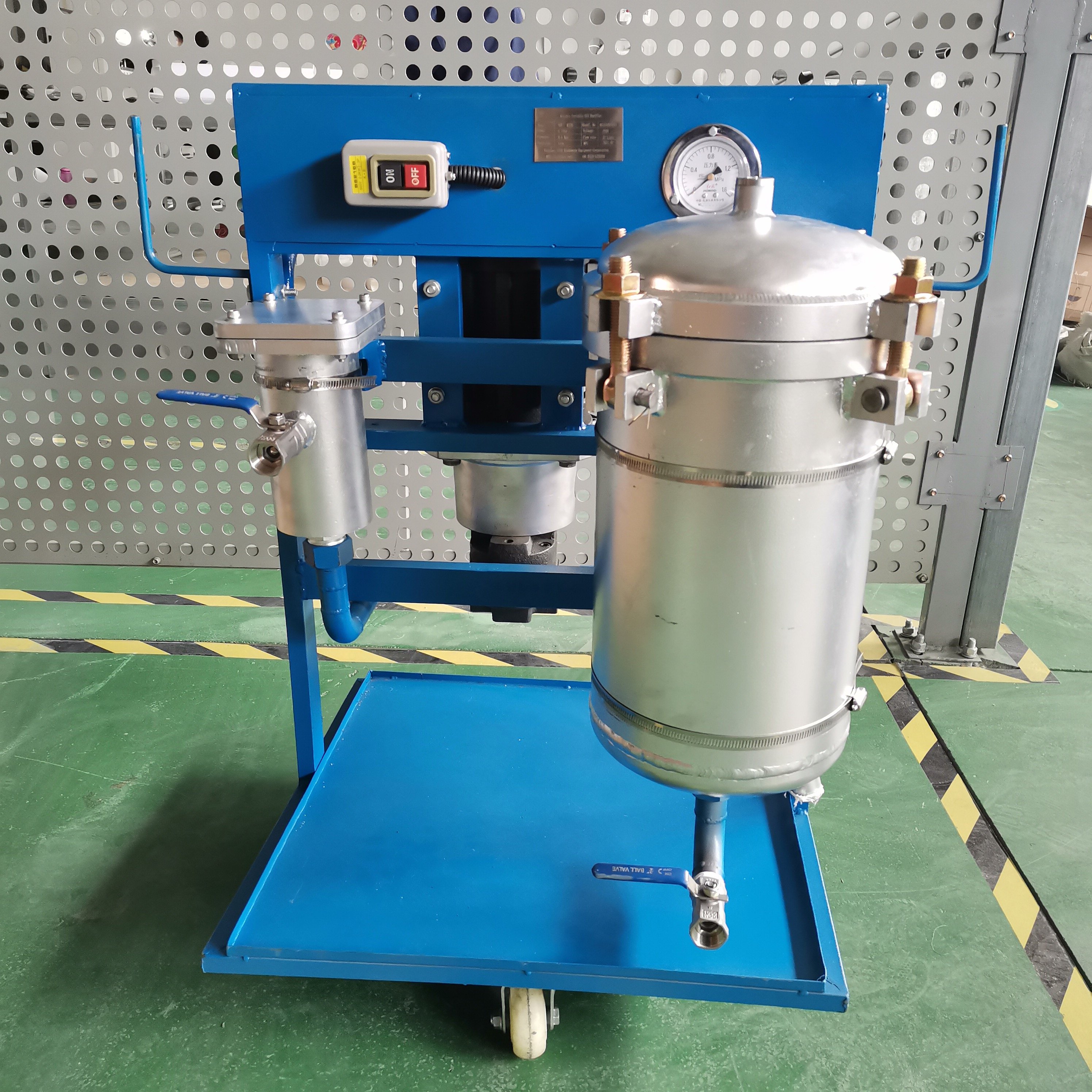 Oil purifier for biodiesel oil purification plant