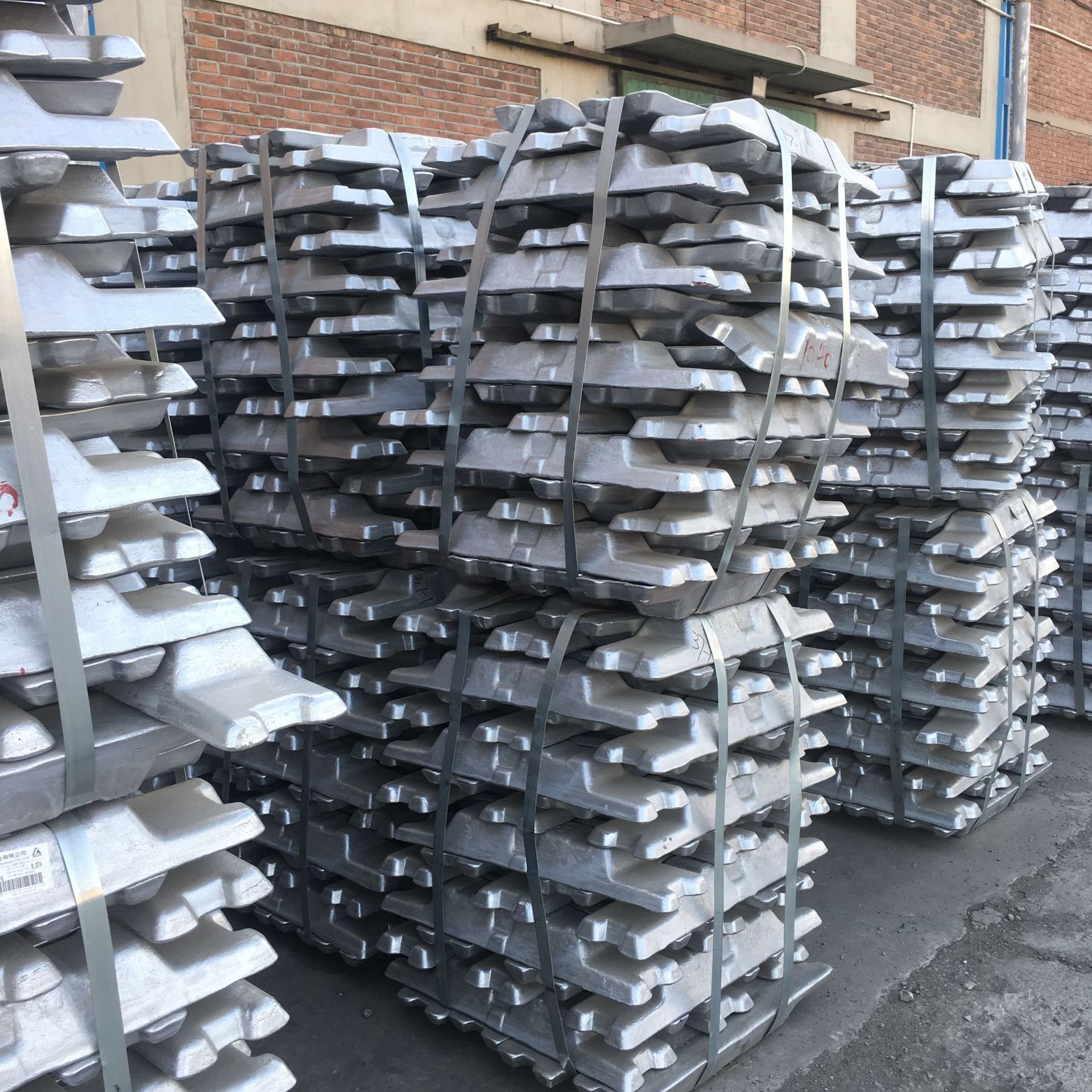 Aluminum-indium alloy AlIn10 smelting addition aluminum rare earth master alloy composition