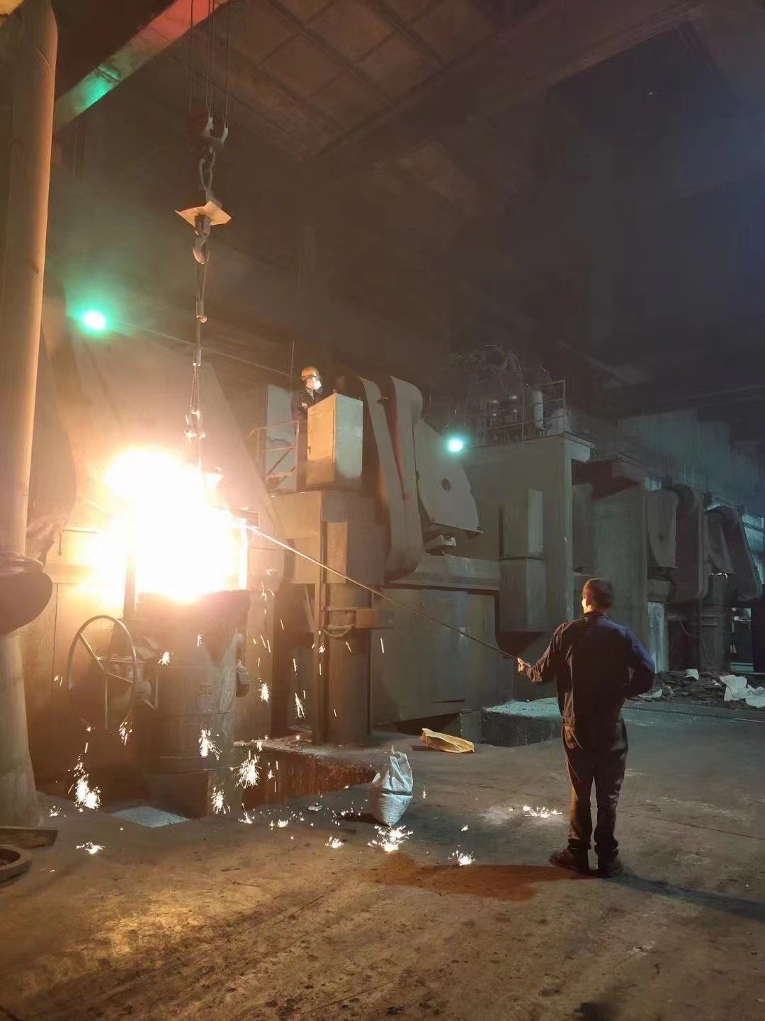Vacuum Vertical Best price 1 Ton aluminum ingot industrial induction melting furnace industrial electric furnace
