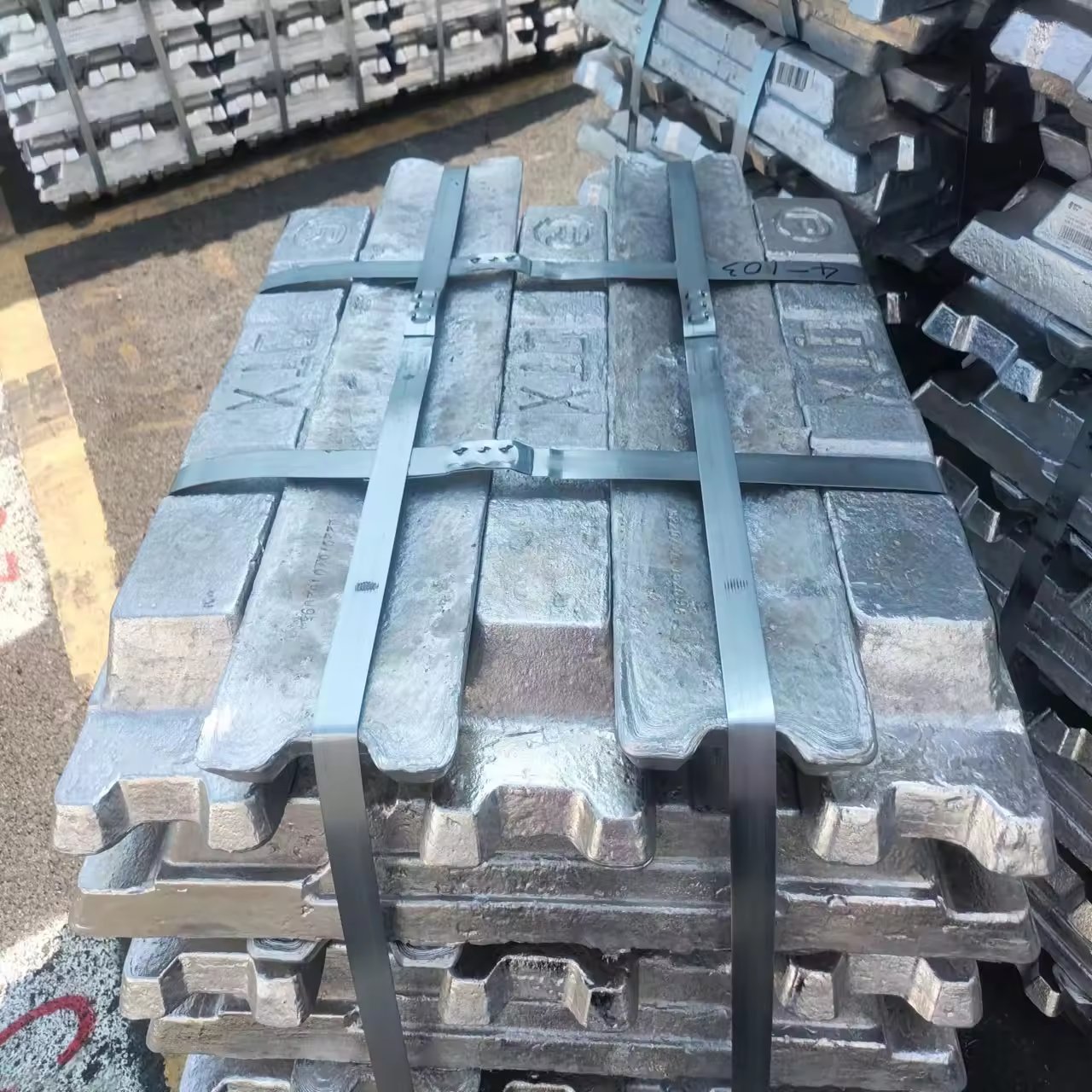 Prime hot sale aluminium ingots with A8 99.8 % aluminum scrap adc12 price aluminium ingots AI99.90 85 70 60 50 00 7E