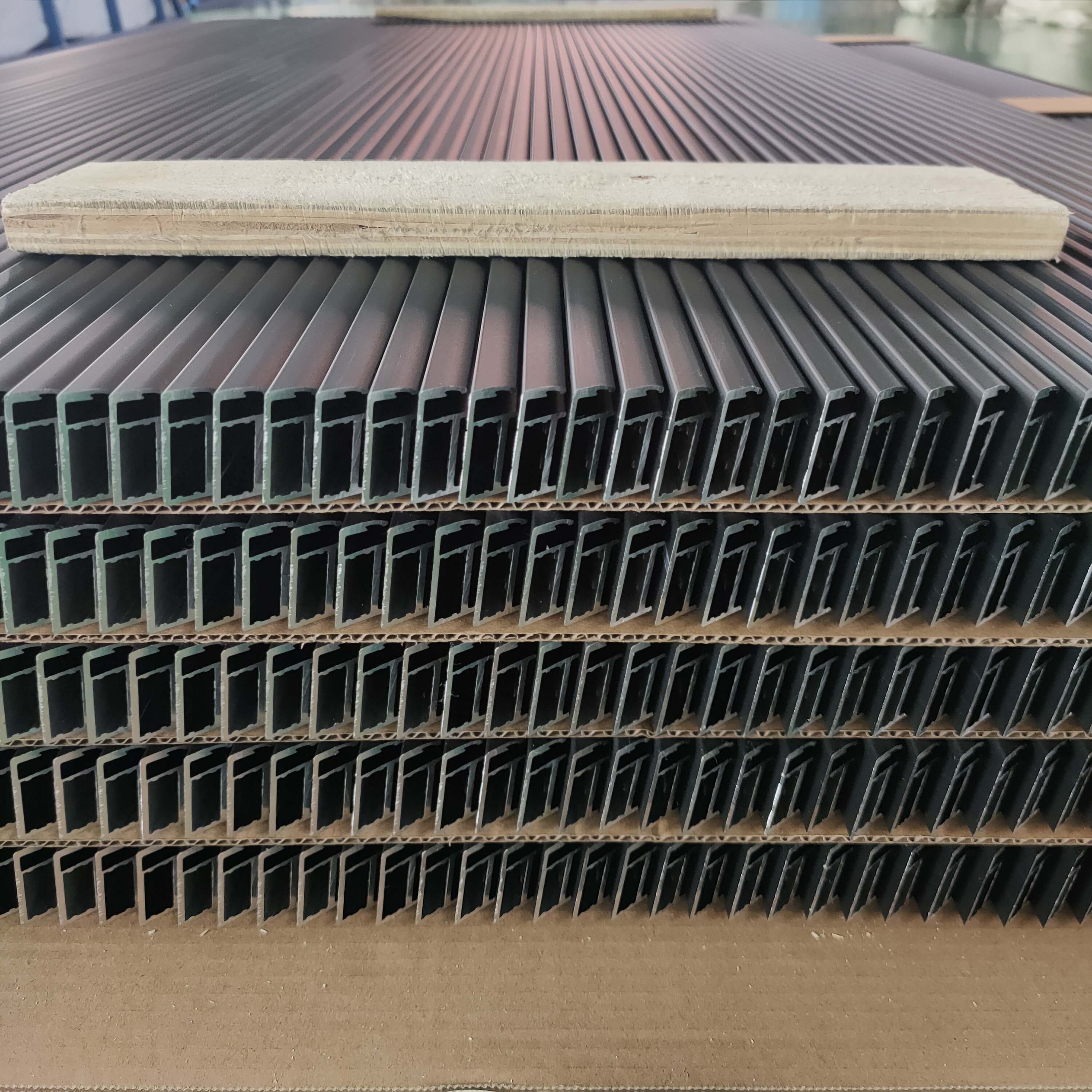 China Manufacturer Cheap Aluminum Extrusion 6063 Light Weight Solar Panel Frames Aluminum Section Profiles