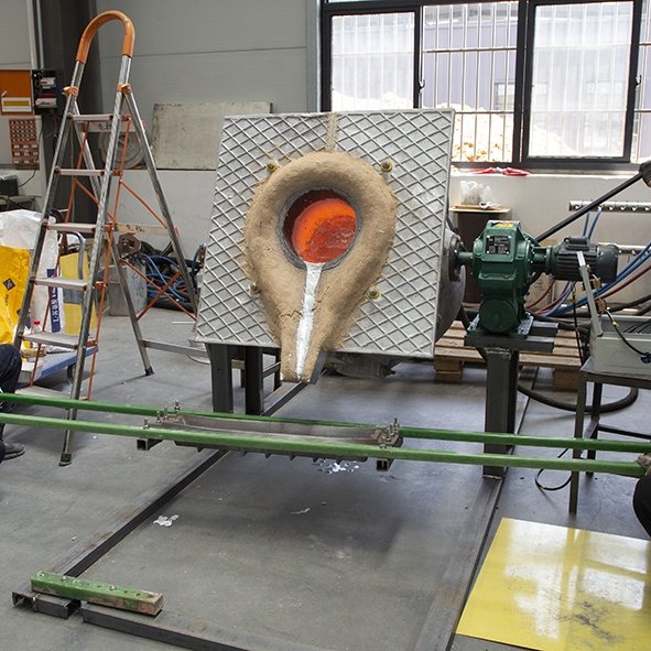 Iron, copper and aluminum melting furnace500kg1000kg1500kg equipped with crucibles, closed cooling towers, ingot molds