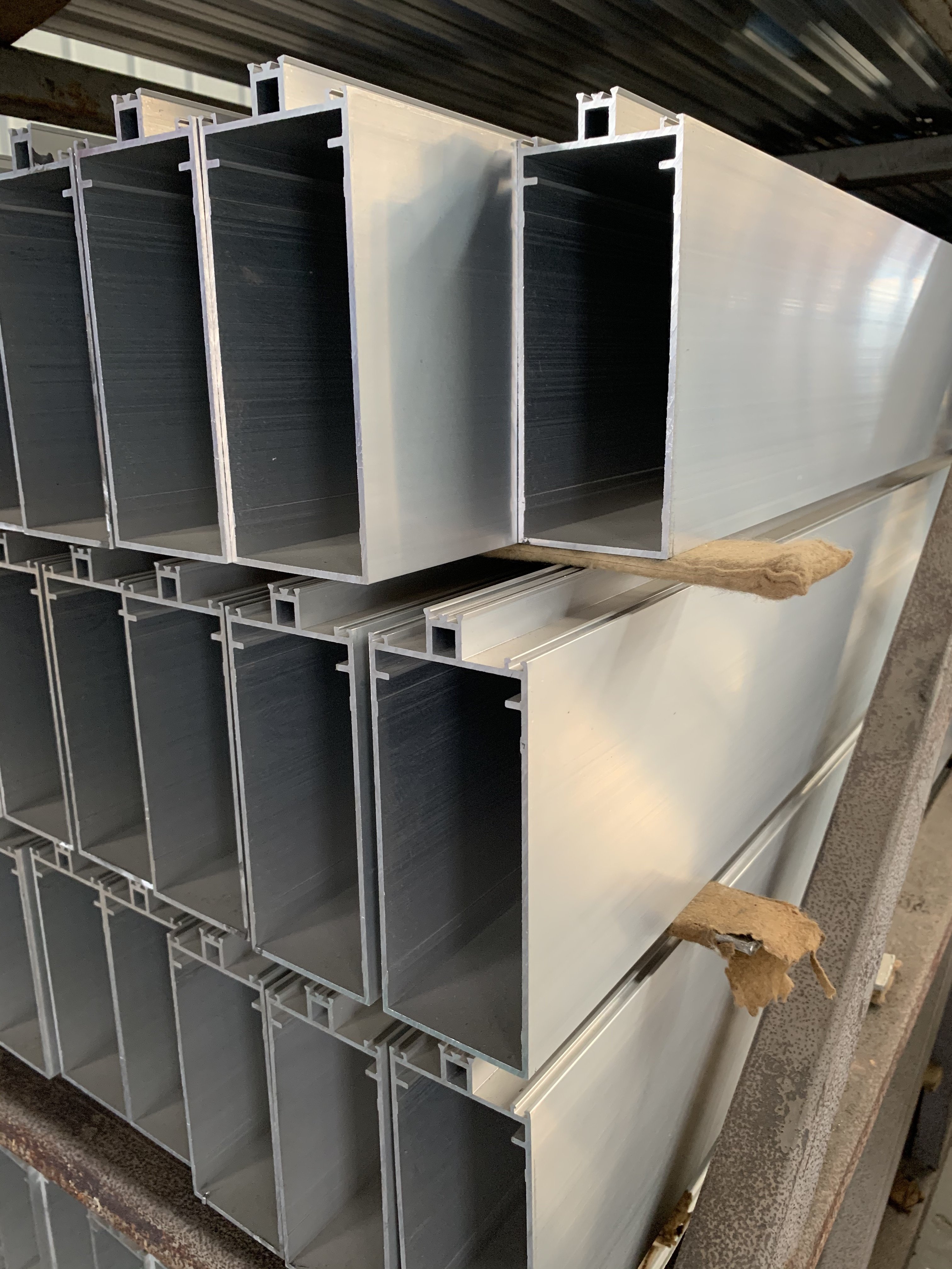 Top quality customized aluminum extrusion profiles 6063 from the manufacturer