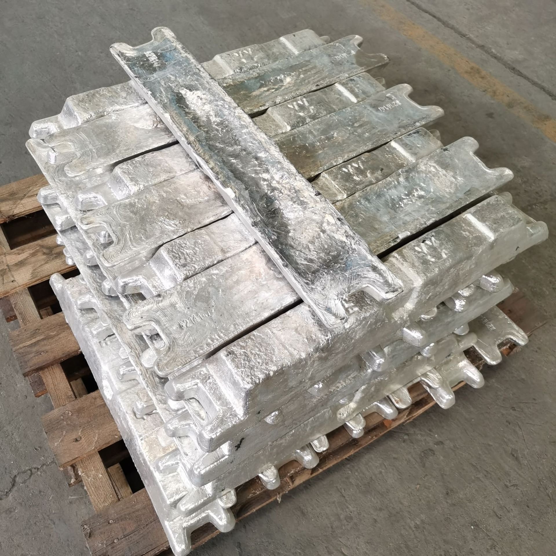 wholesale A7 pure aluminum ingot 99.9 and A8 99.85% Factory Sale Primary Aluminium ingot A7 grade Aluminium ingot 99.7%
