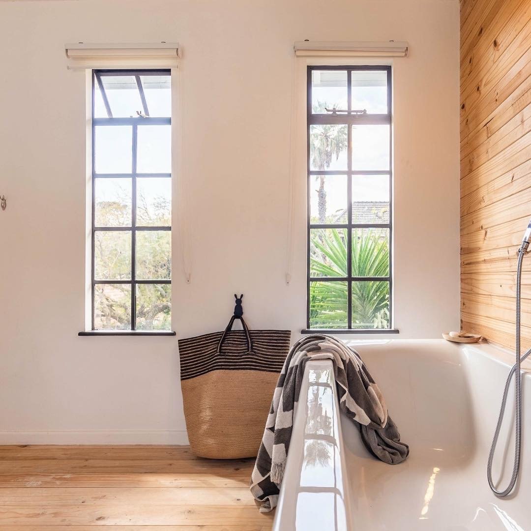 Hot selling wrought iron awning windows with grill design of classic horizontal and vertical mullion style