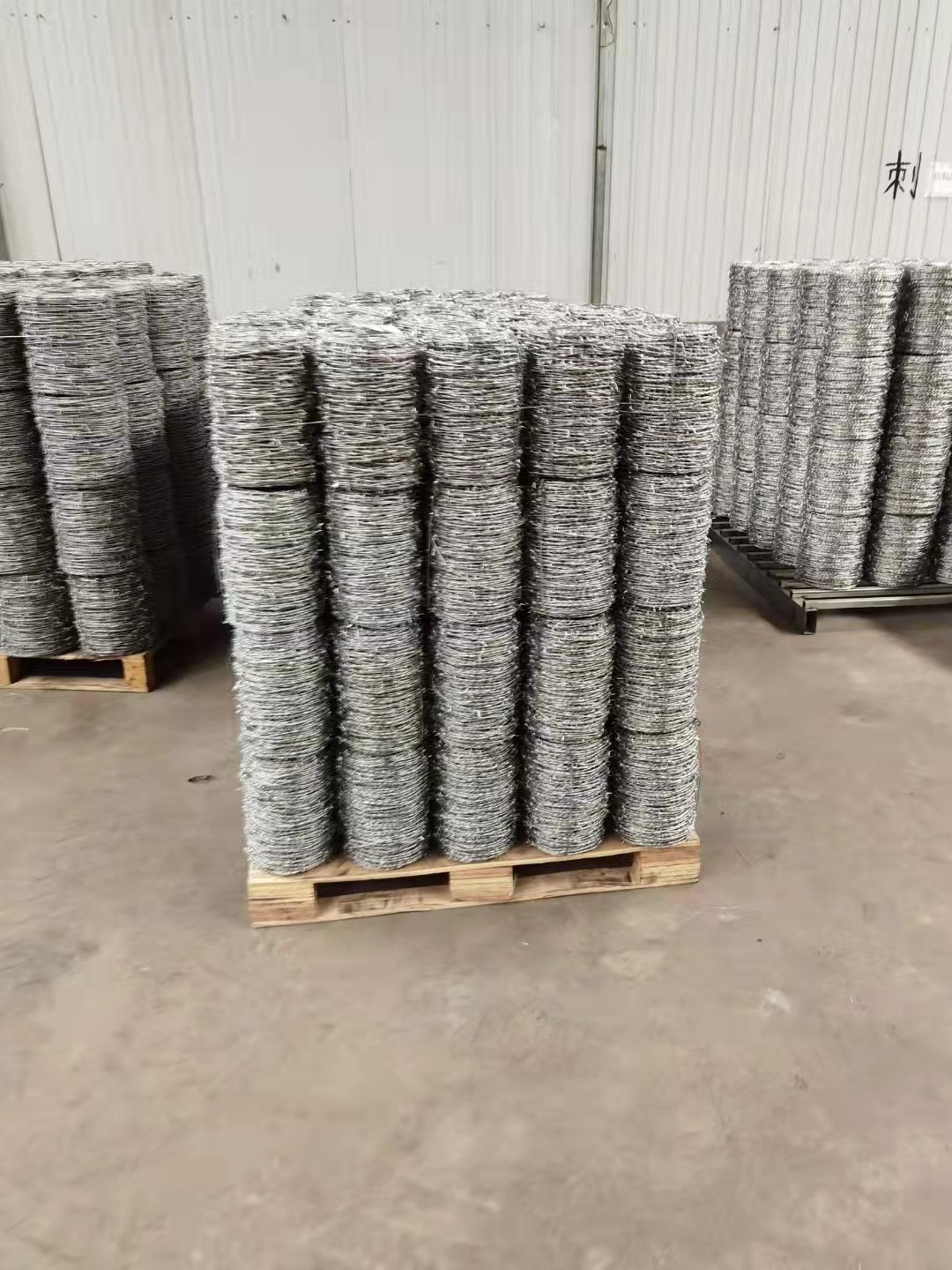 Factory wholesale barbed wire for border protection, PVC or galvanized anti-rust and anti-corrosion
