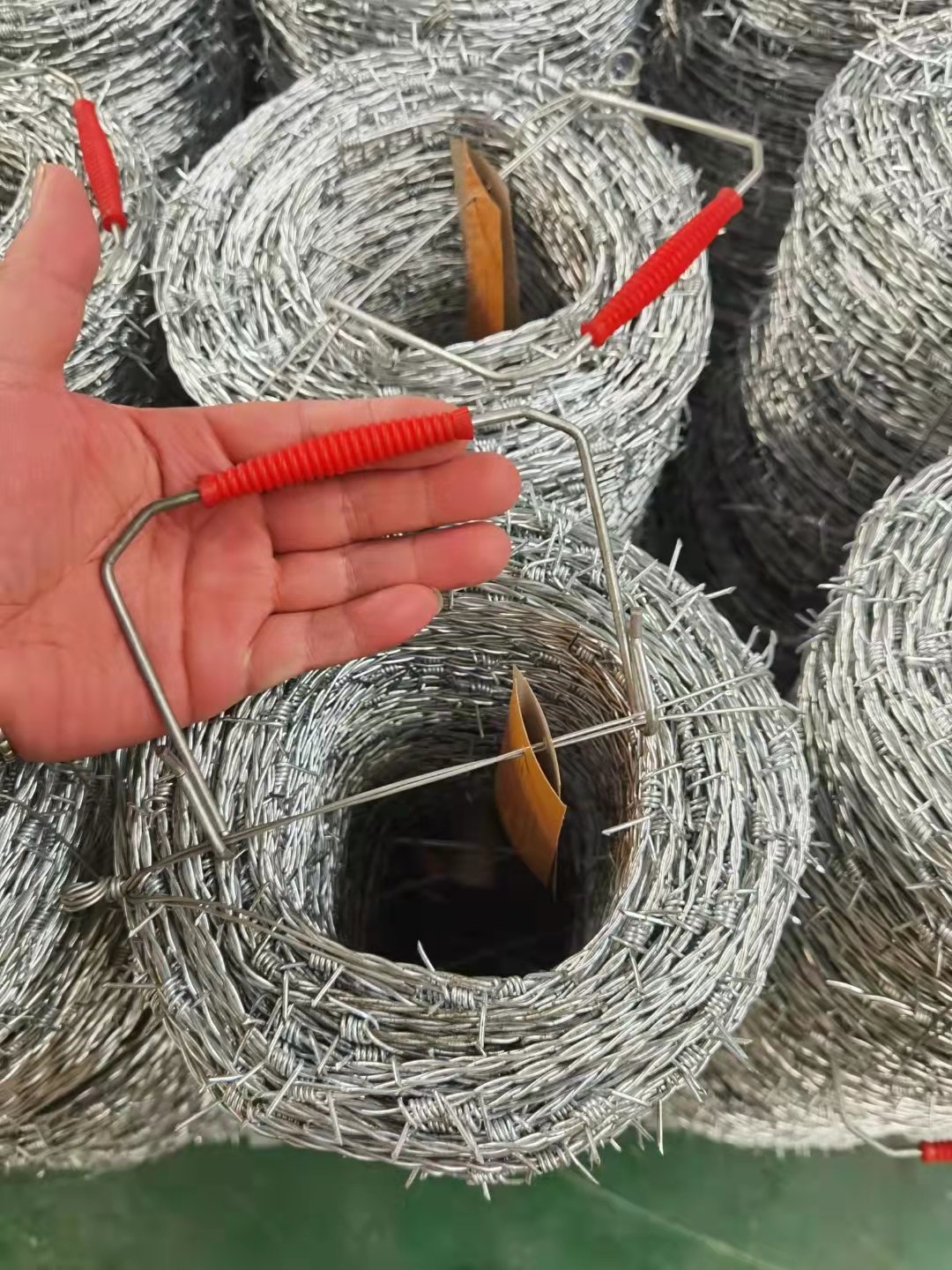 Factory wholesale barbed wire for border protection, PVC or galvanized anti-rust and anti-corrosion