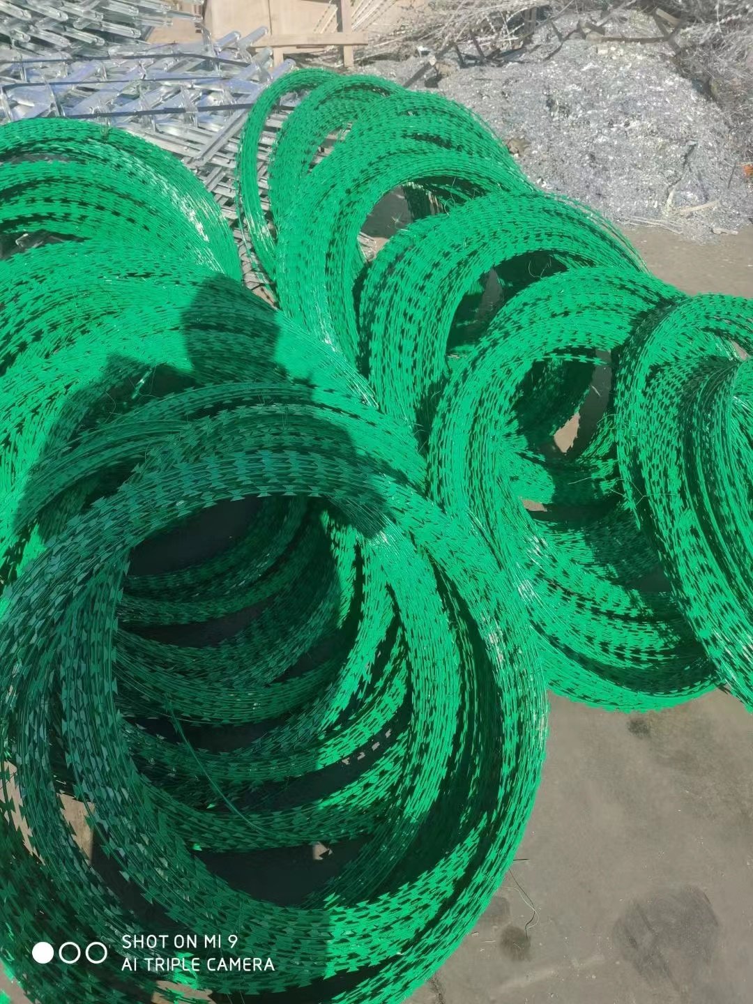 Factory wholesale barbed wire for border protection, PVC or galvanized anti-rust and anti-corrosion
