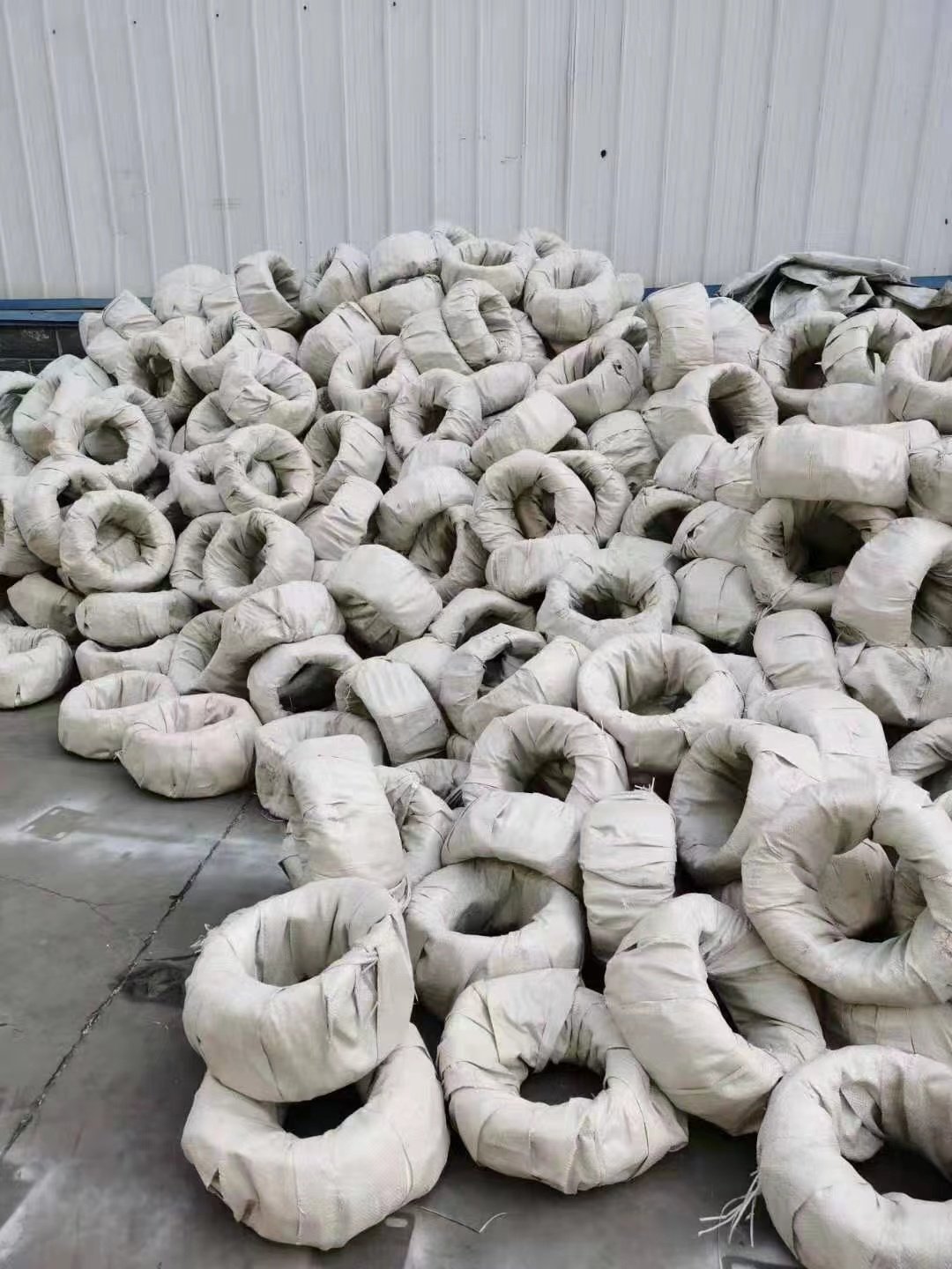 Factory wholesale barbed wire for border protection, PVC or galvanized anti-rust and anti-corrosion