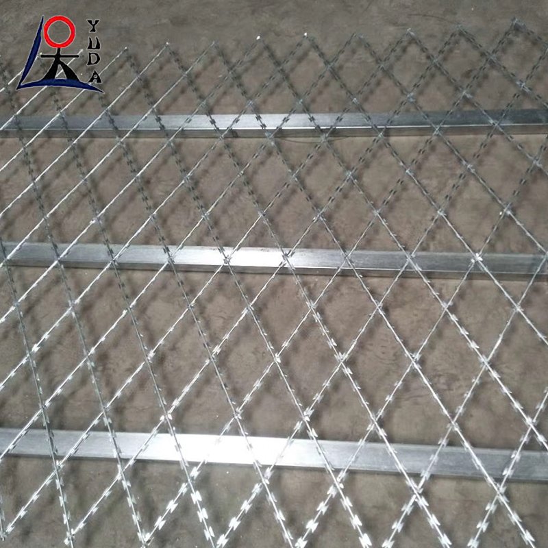 High quality hot dipped galvanized diamond razor barbed wire mesh anti climb welded concertina blade razor wire fence