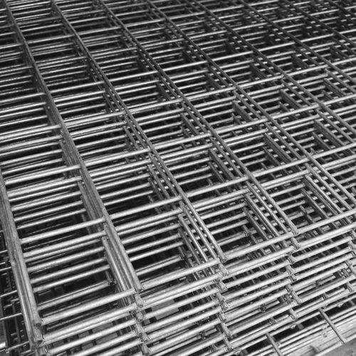 Customized size hot galvanized iron roll welded wire mesh for farm iron wire mesh fence