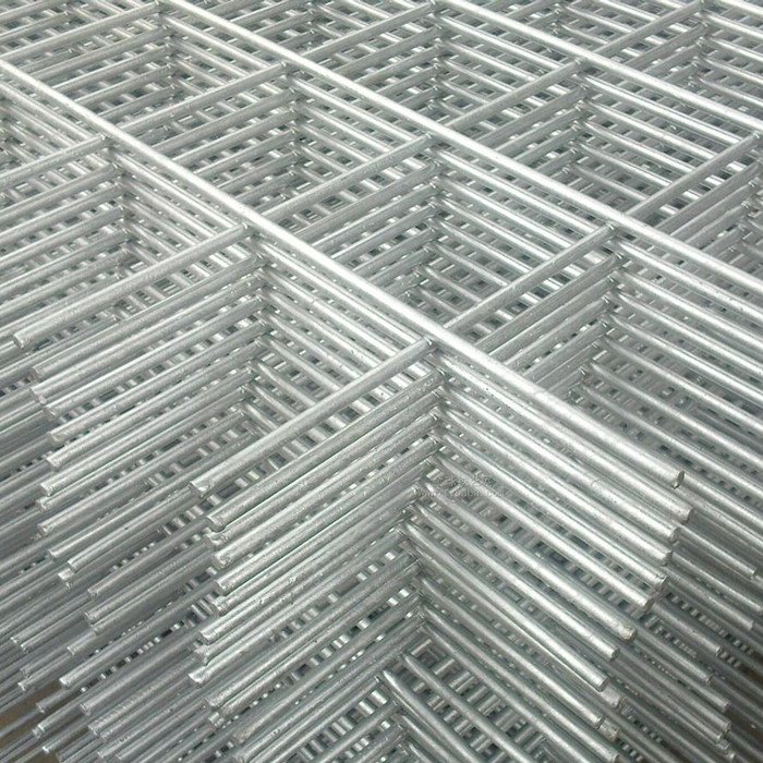 Customized size hot galvanized iron roll welded wire mesh for farm iron wire mesh fence