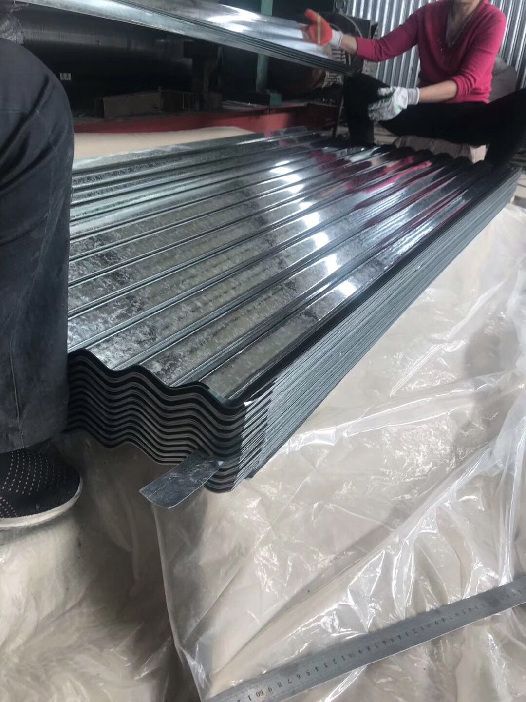 Wholesale hot dipped galvanized iron sheet 22 26 28 gauge corrugated steel roofing galvanised steel sheet