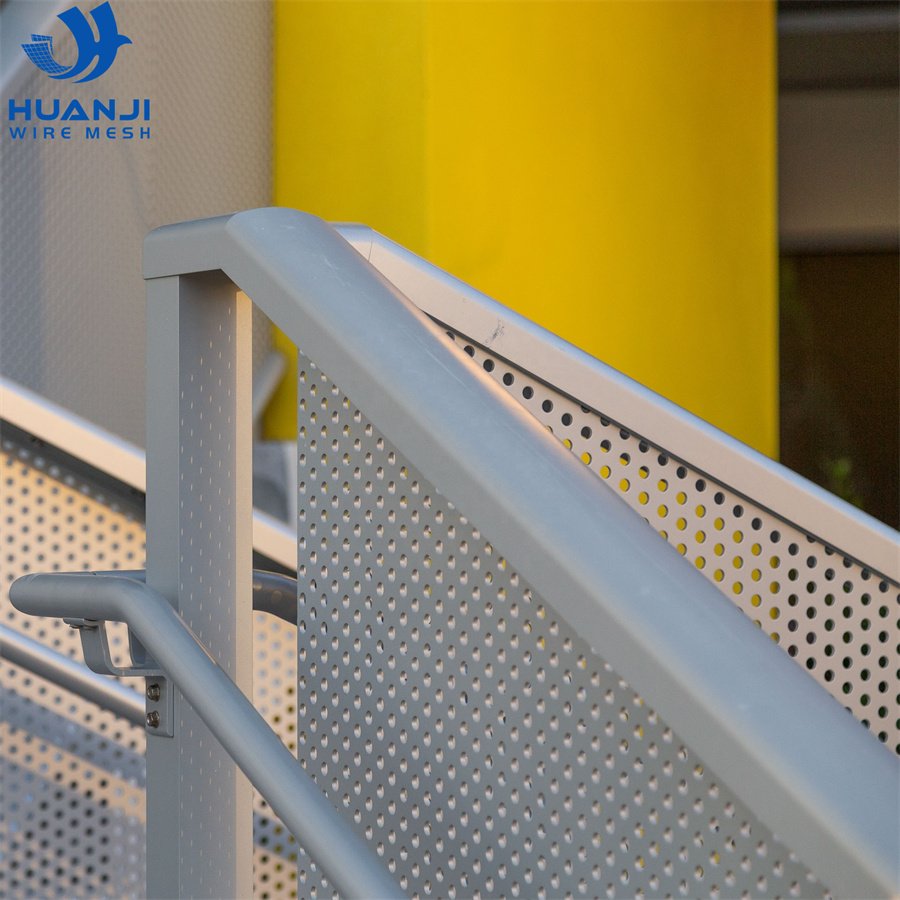Customized Small Round Hole Metal Mesh/Galvanized Mesh/Perforated Mesh Building Decoration Materials