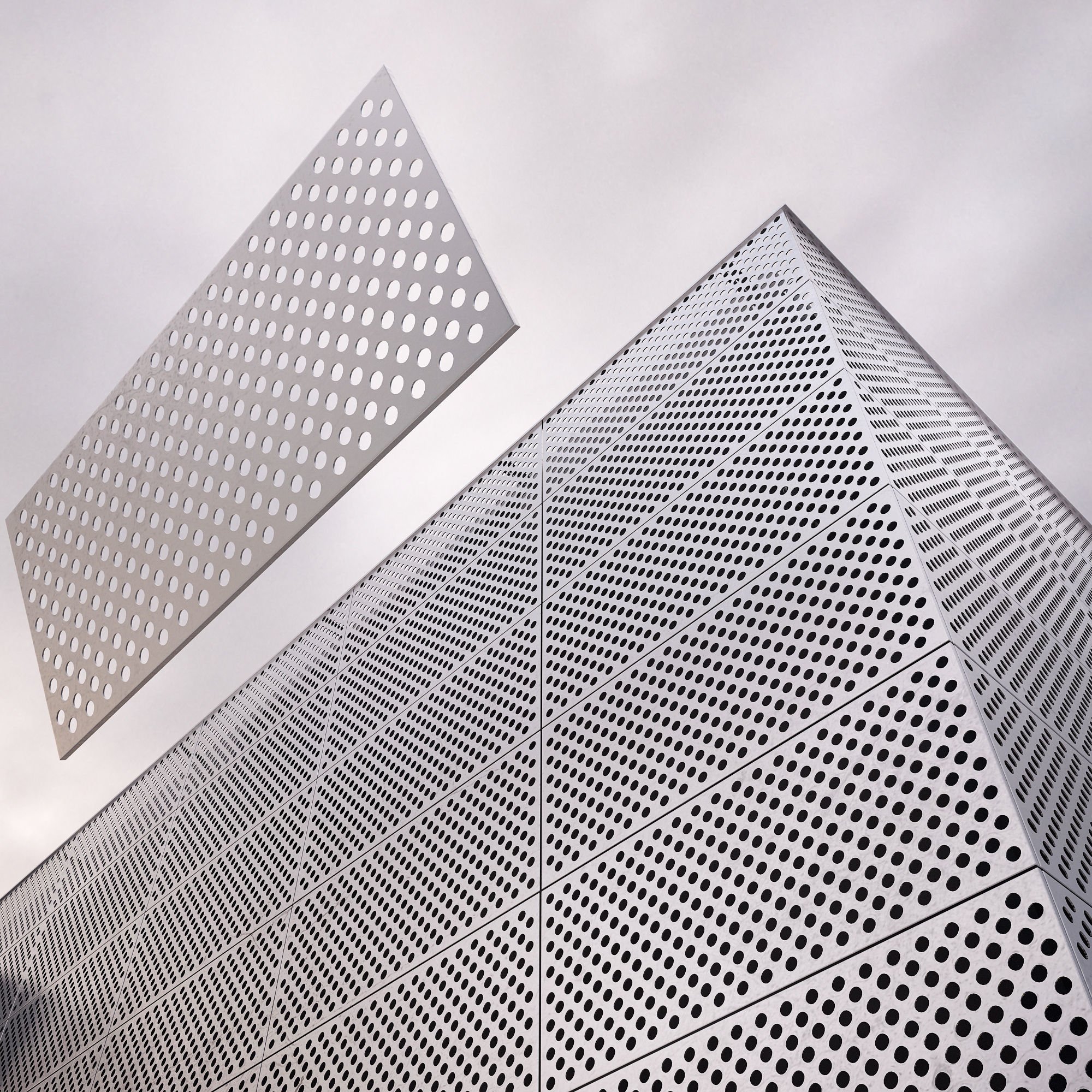 Customized Small Round Hole Metal Mesh/Galvanized Mesh/Perforated Mesh Building Decoration Materials