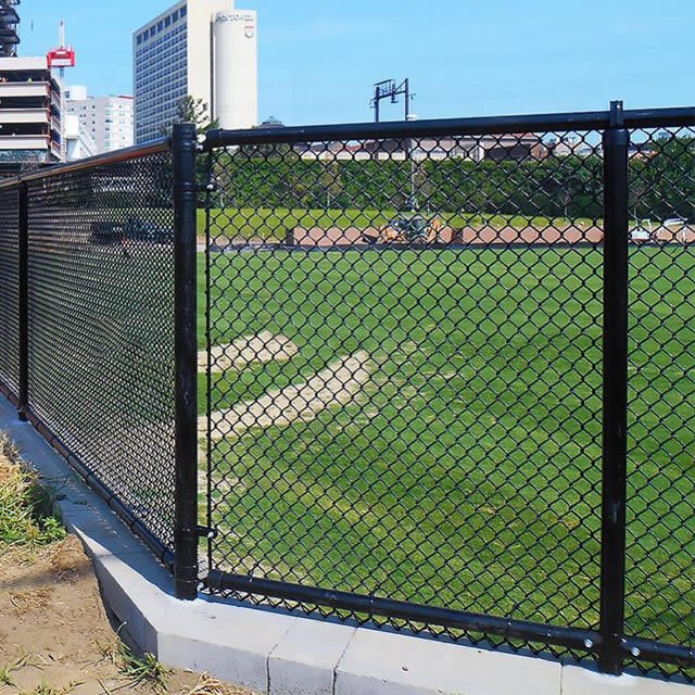 hot sale low price cyclone wire fence galvanized chain link fence in kenya pakistan uganda villas thailand