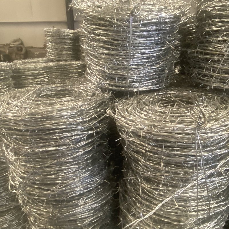 Wholesale Good Price Galvanized razor Barbed Wire 500 Meter Length Barbed Wire fence 50kg barb wire fence roll In Egypt