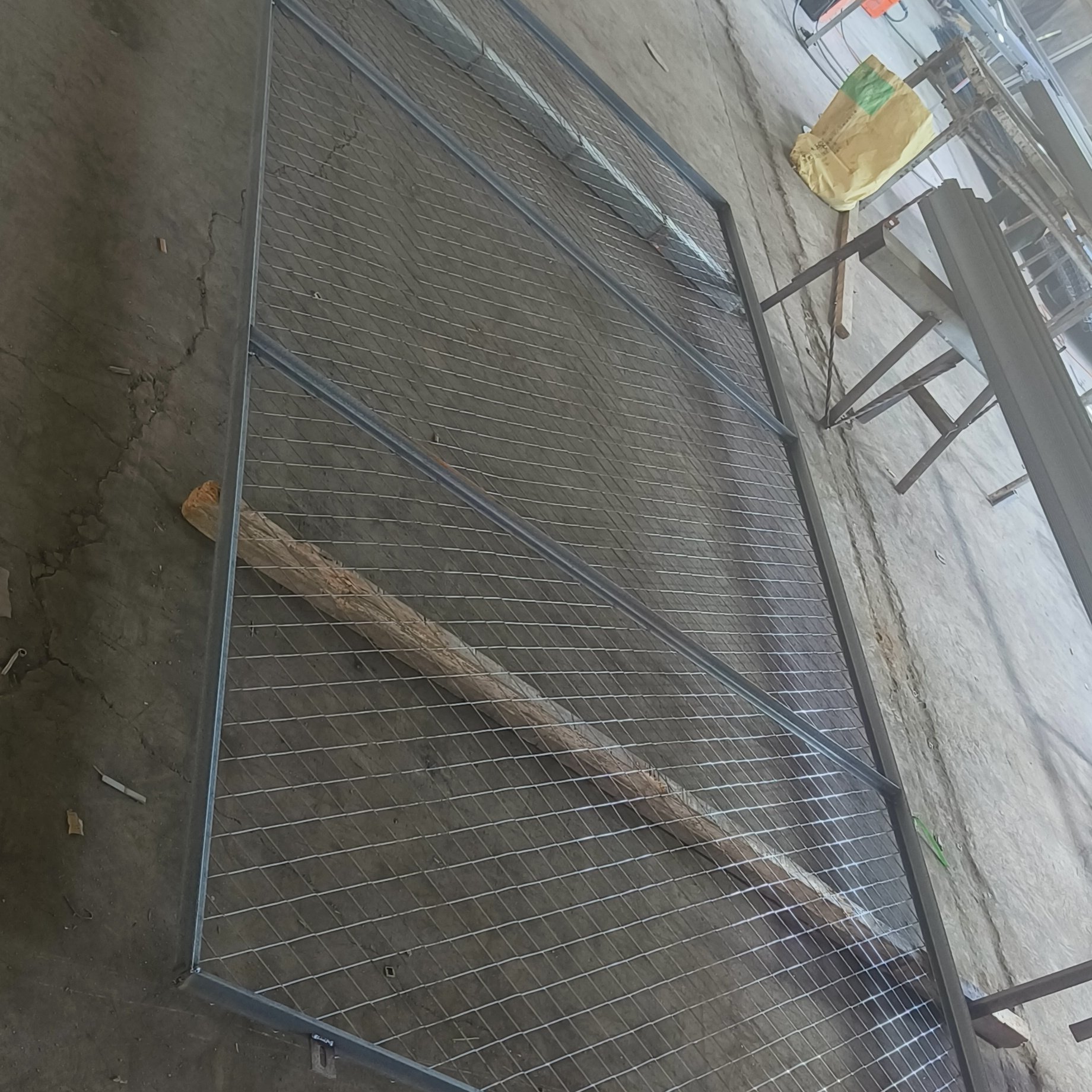 High Quality Wholesale 3mm steel Plate Welded Diamond Hole wire mesh