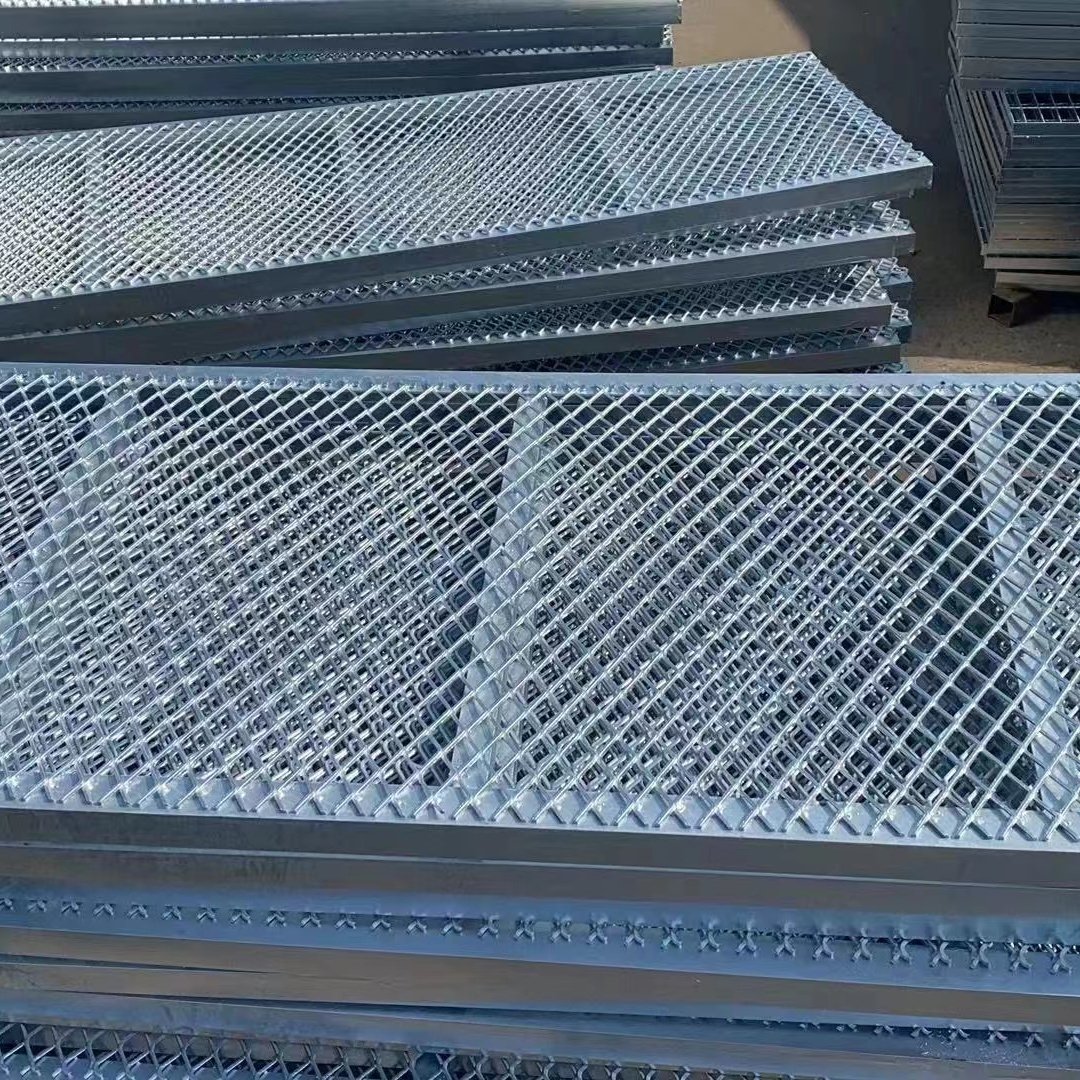 High Quality Wholesale 3mm steel Plate Welded Diamond Hole wire mesh