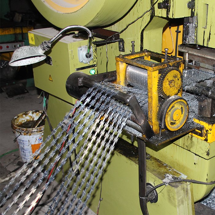 low price stainless steel galvanized razor barbed wire length per roll in South Africa